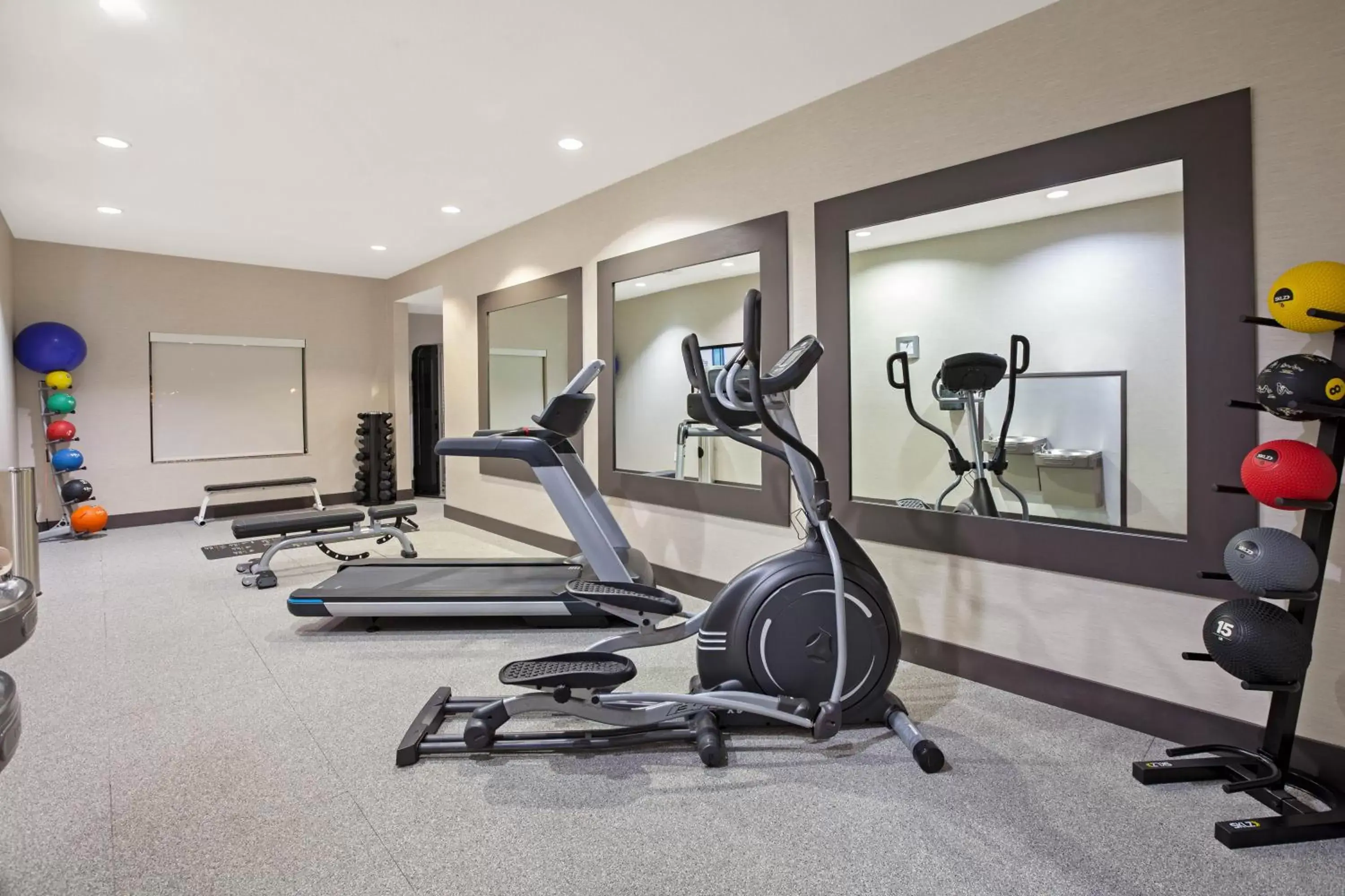 Fitness centre/facilities in La Quinta by Wyndham Pasadena North Fitness centre/facilities in La Quinta by Wyndham Pasadena North