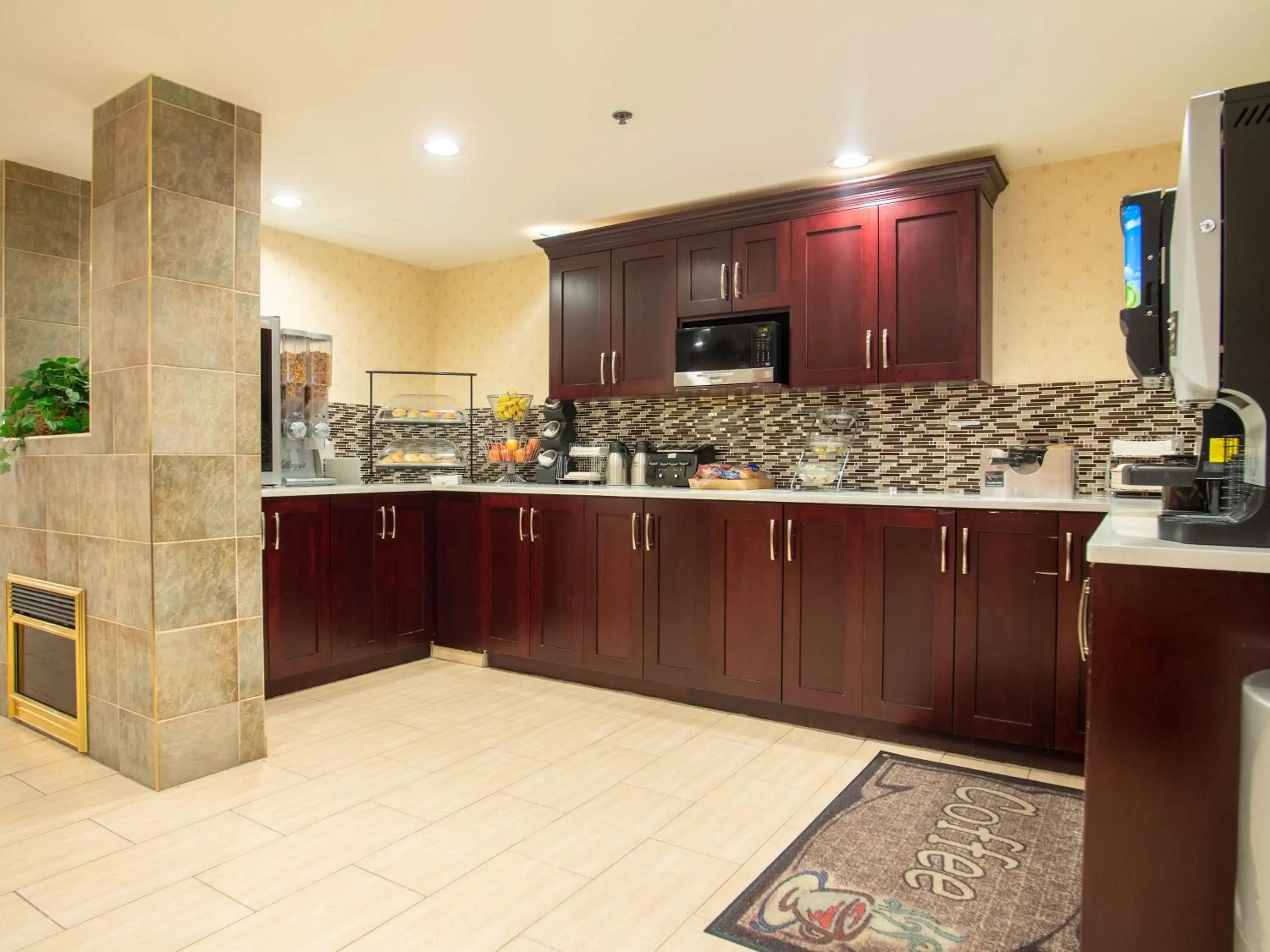 Food and drinks, Kitchen/Kitchenette in Pacific Inn & Suites Kamloops