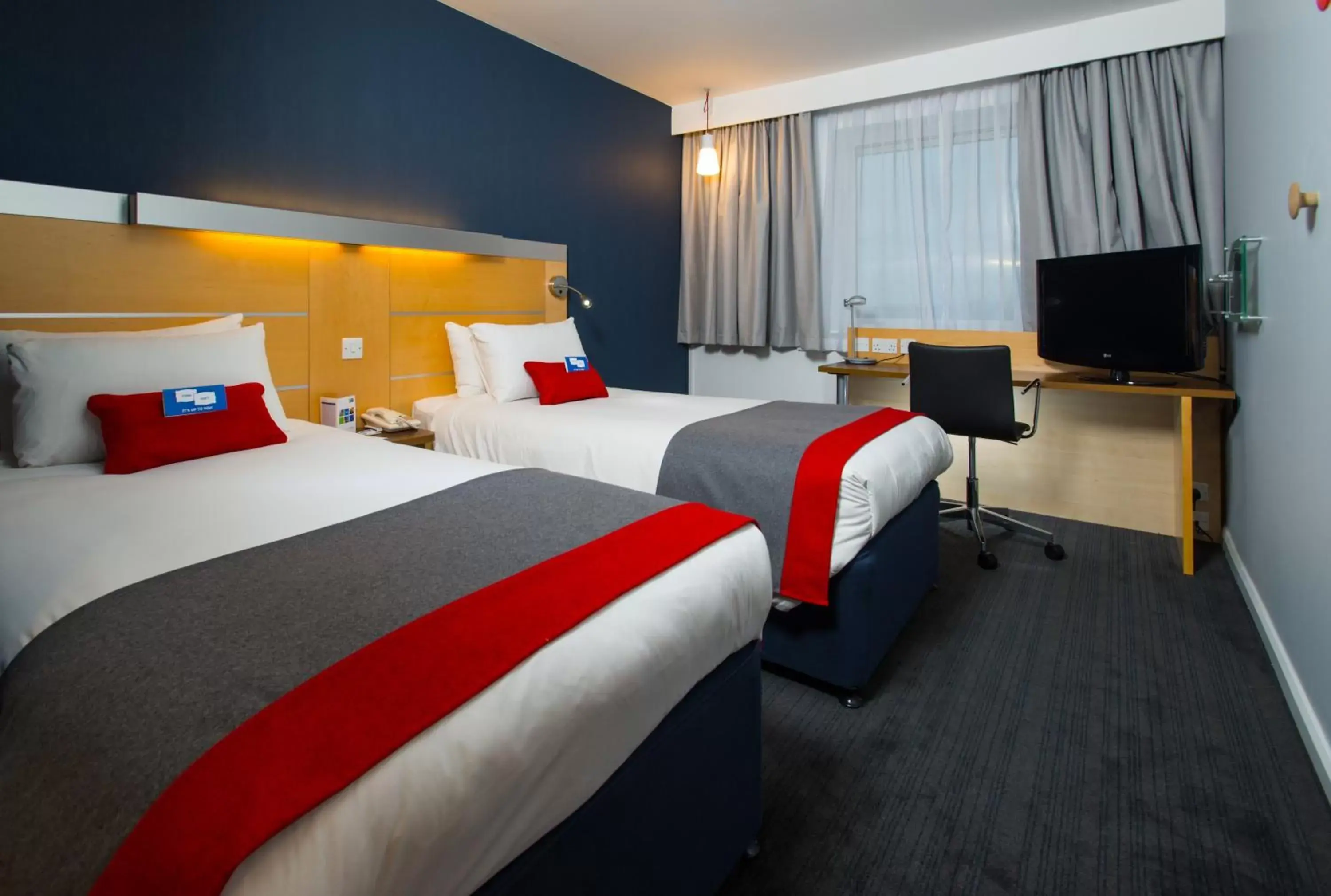 Photo of the whole room, Bed in Holiday Inn Express Bedford, an IHG Hotel