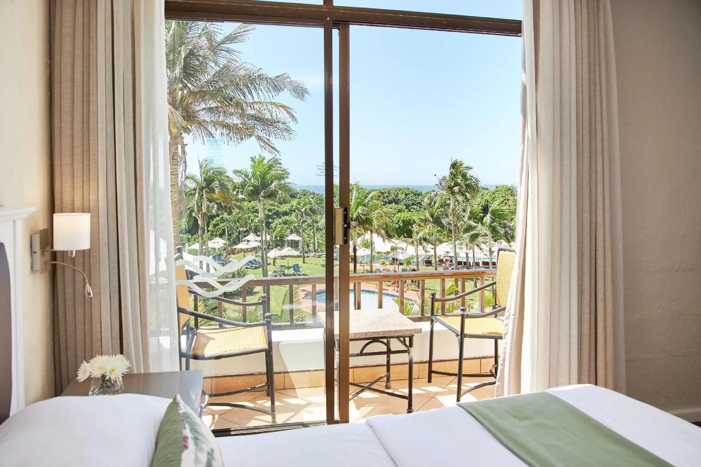 Balcony/Terrace, Bed in First Group Breakers Resort - Official