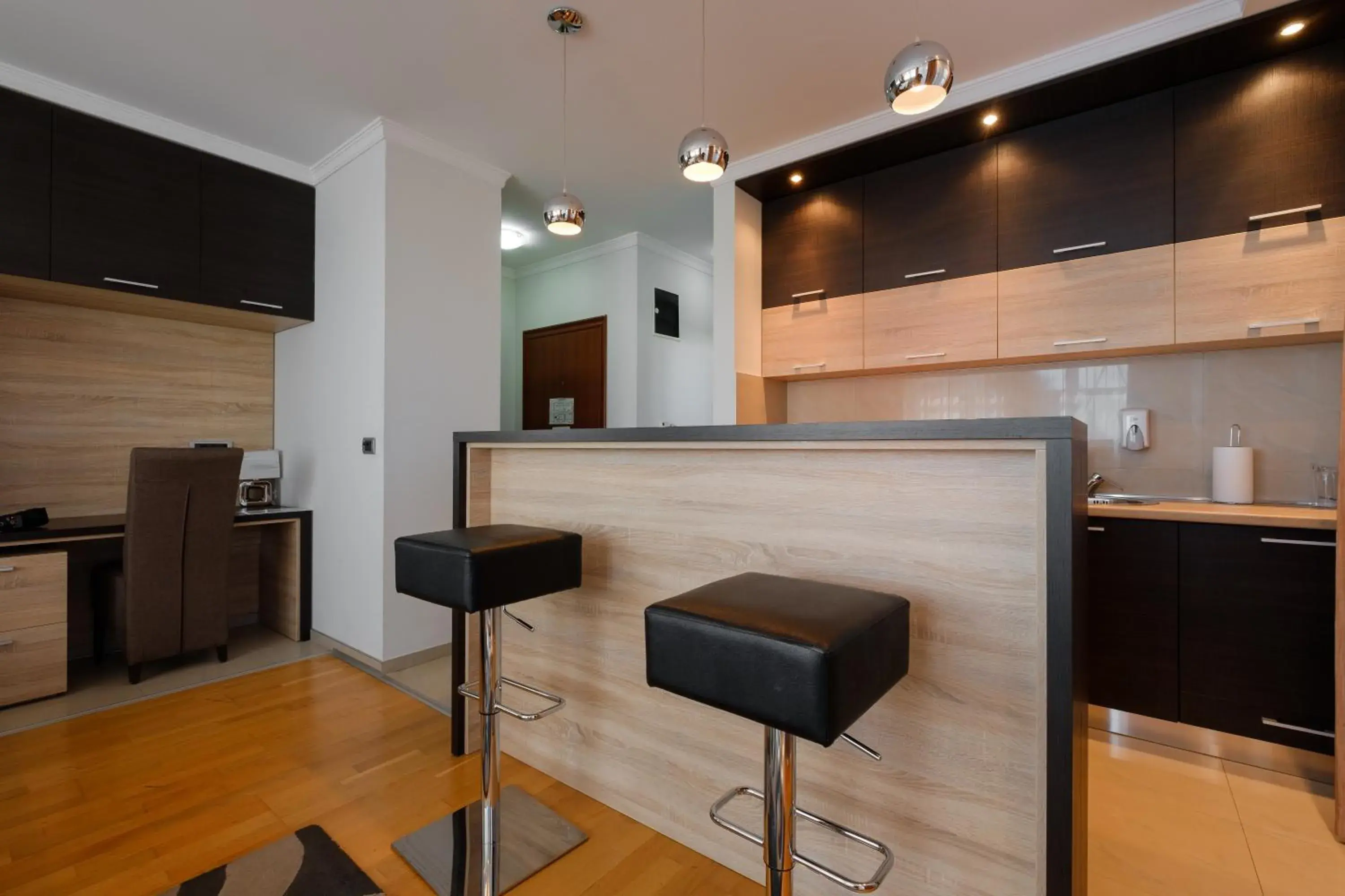 Kitchen or kitchenette, TV/Entertainment Center in Apart Hotel K