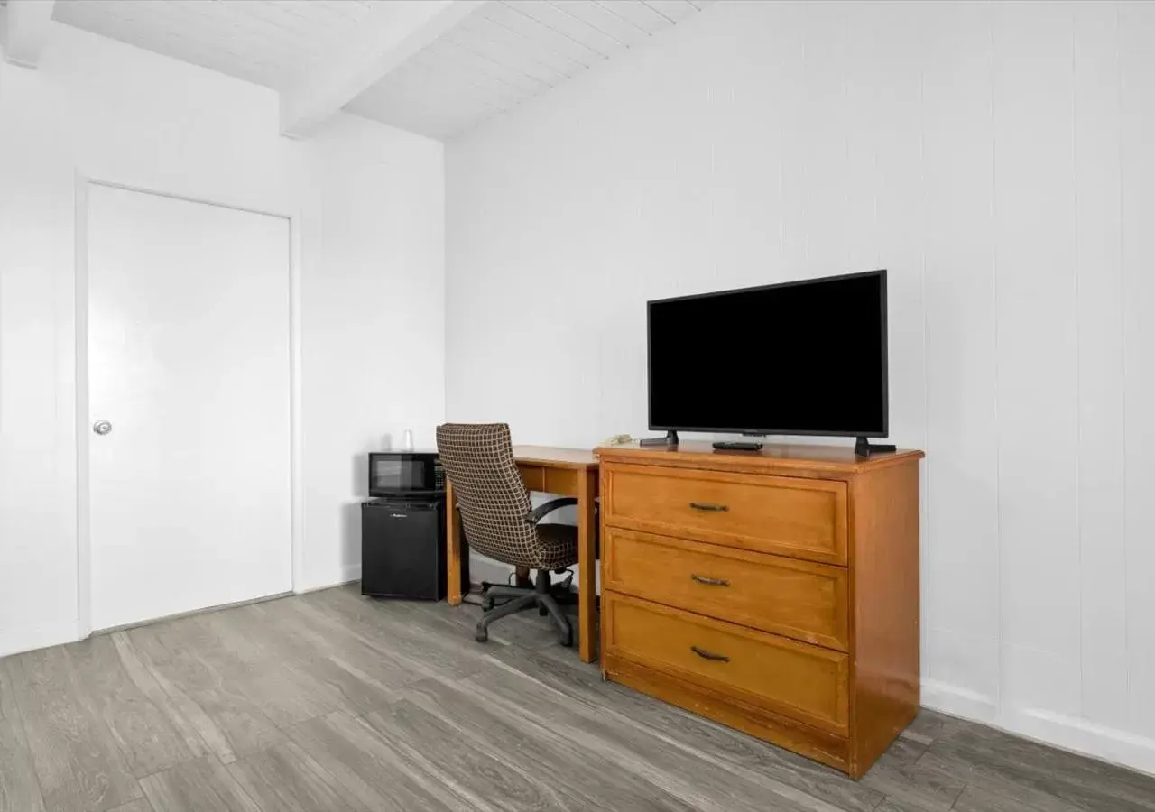 TV and multimedia, TV/Entertainment Center in Rodeway Inn & Suites San Francisco - Great Highway