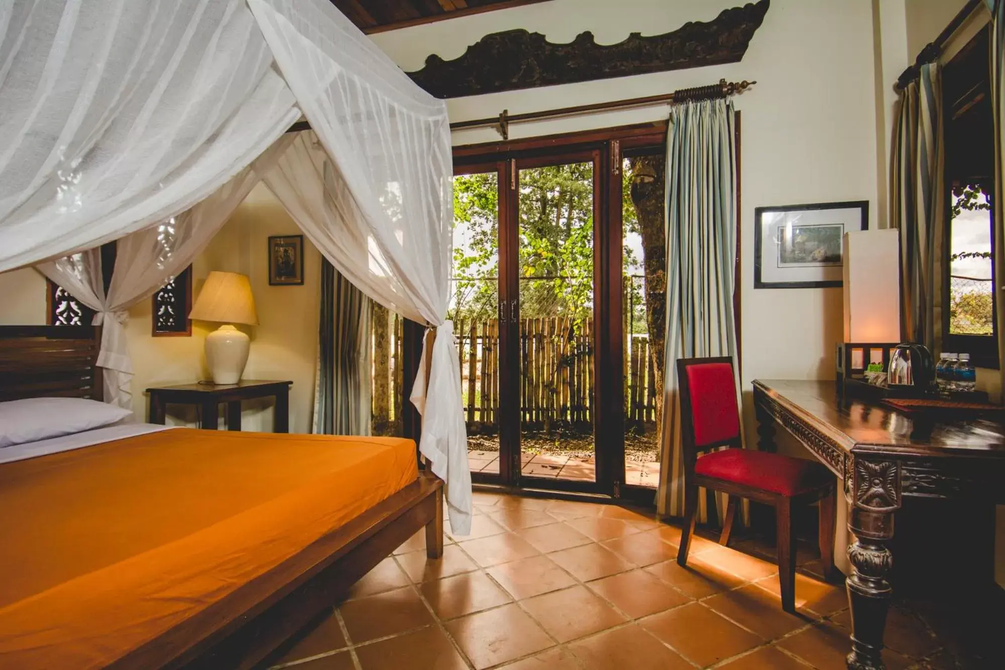 Coffee/tea facilities, Bed in Terres Rouges Lodge