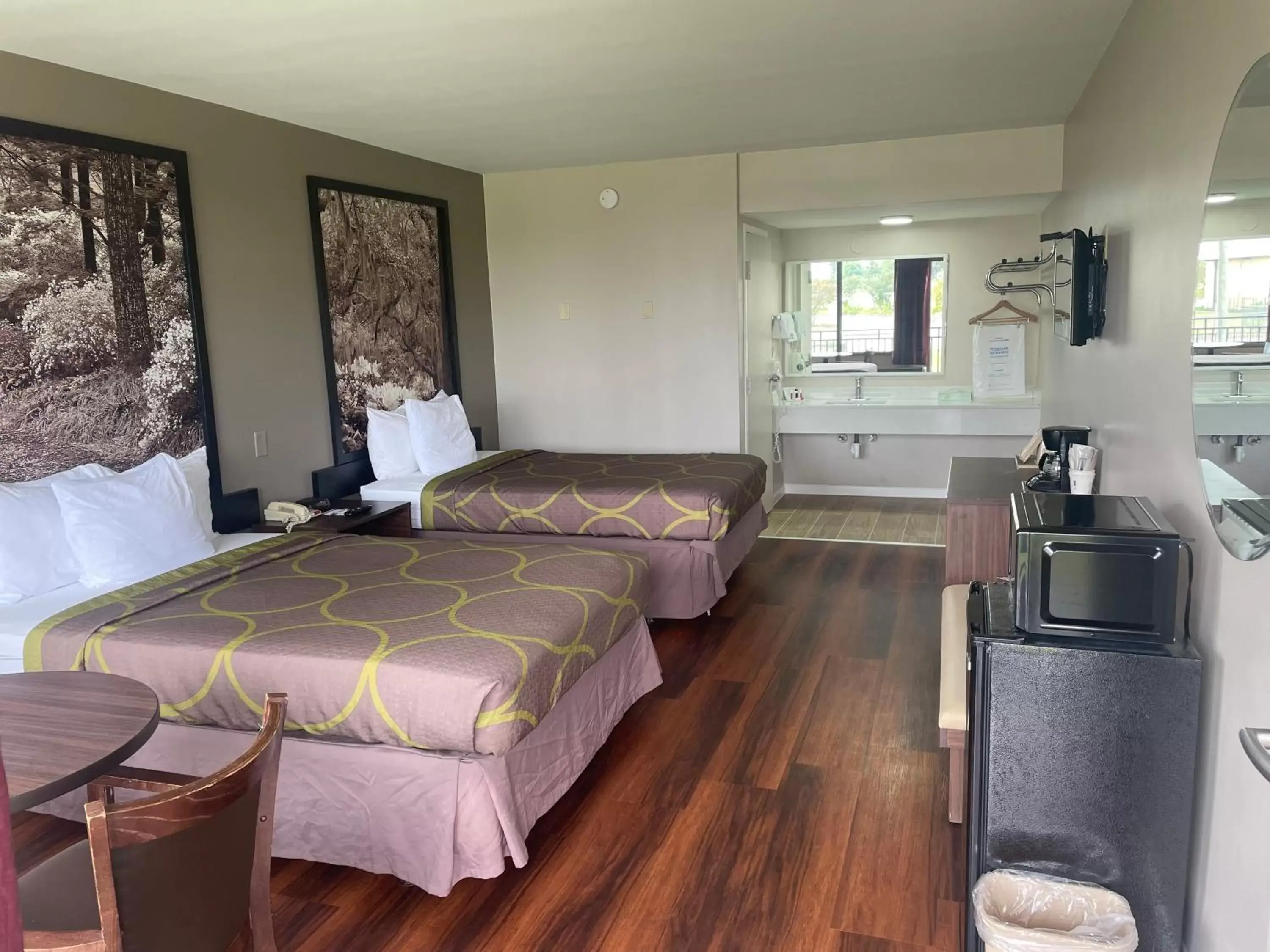 Swimming pool, Bed in Super 8 by Wyndham Valdosta Mall Swimming pool, Bed in Super 8 by Wyndham Valdosta Mall