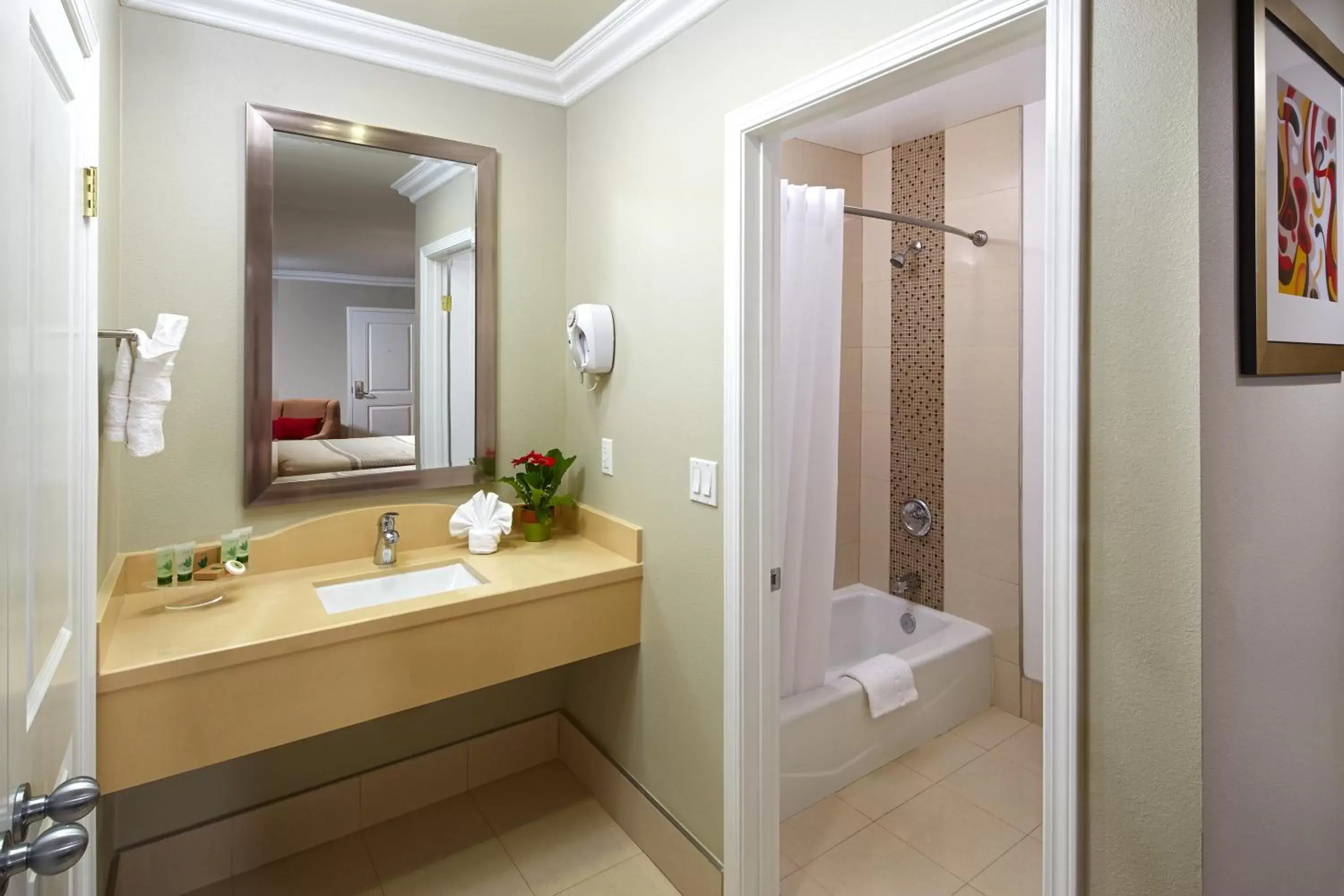 Bathroom in Eden Roc Inn & Suites near the Maingate