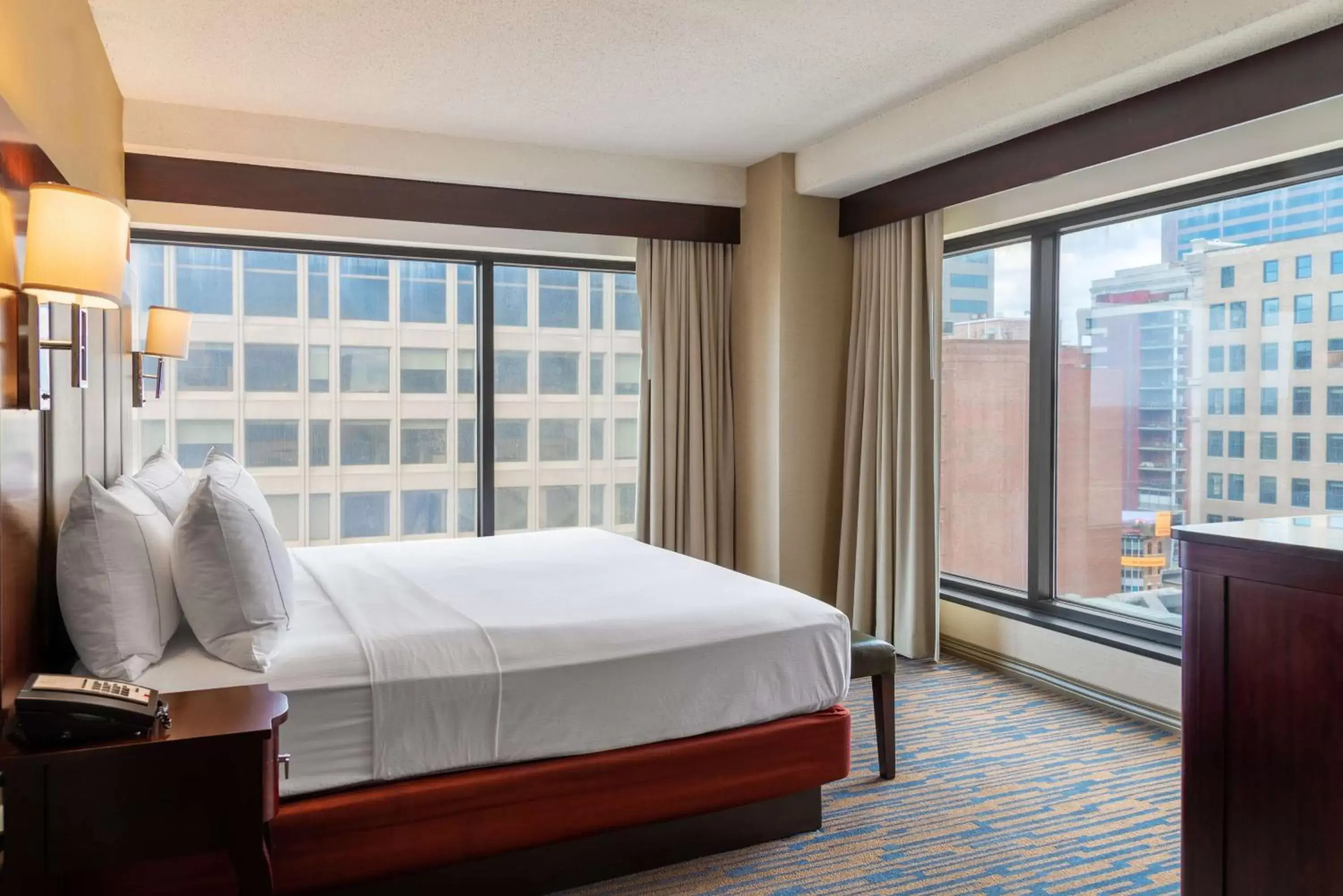 Bed, Nearby Landmark in DoubleTree Suites by Hilton Hotel Columbus Downtown