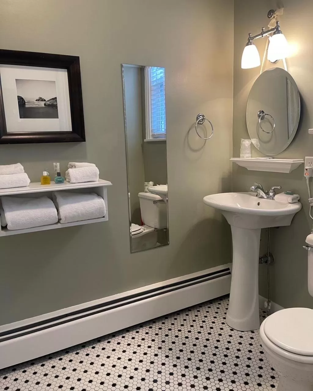 Bathroom in Essex Street Inn & Suites, an Ascend Collection Hotel