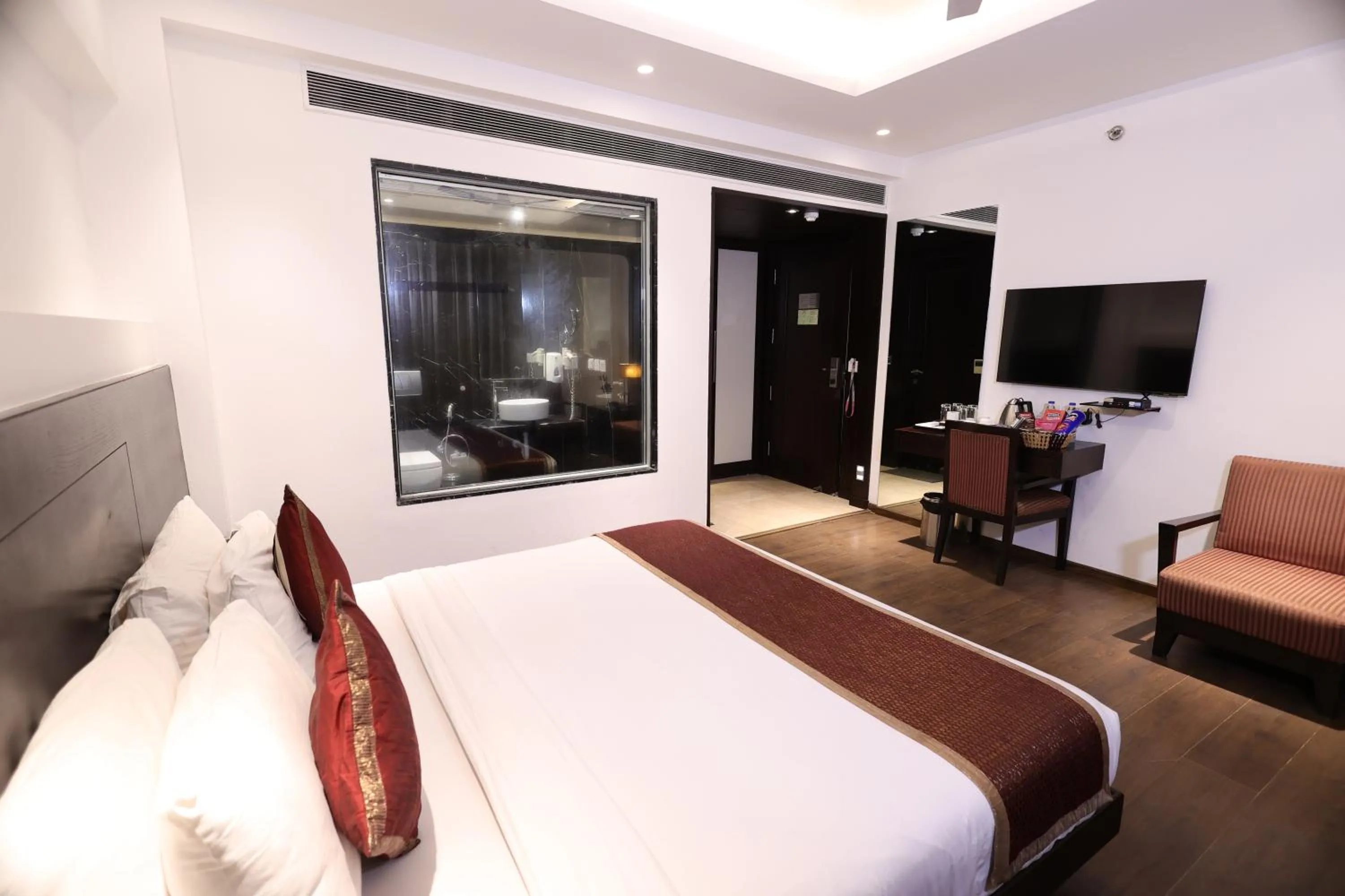Bedroom, Bed in Hotel GODWIN DELUXE - New Delhi Railway Station - Paharganj