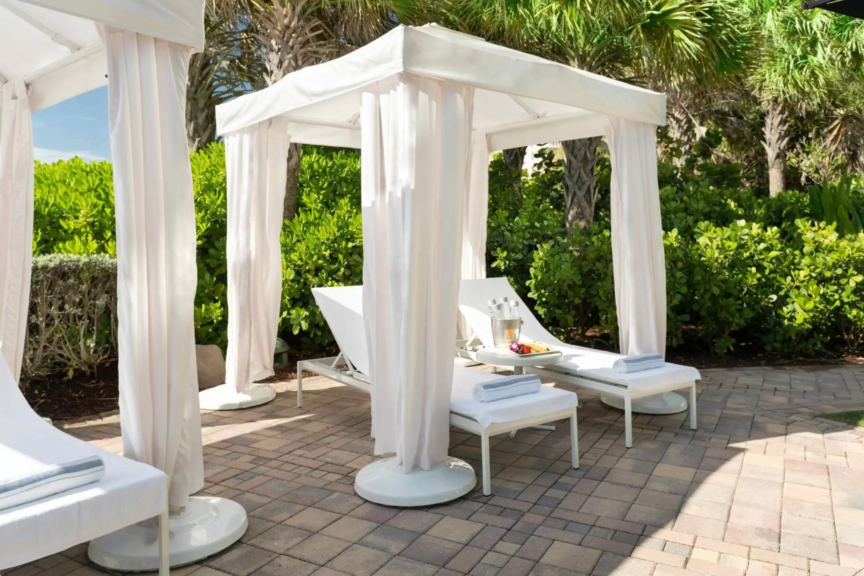 Swimming pool in Fort Lauderdale Marriott Pompano Beach Resort and Spa