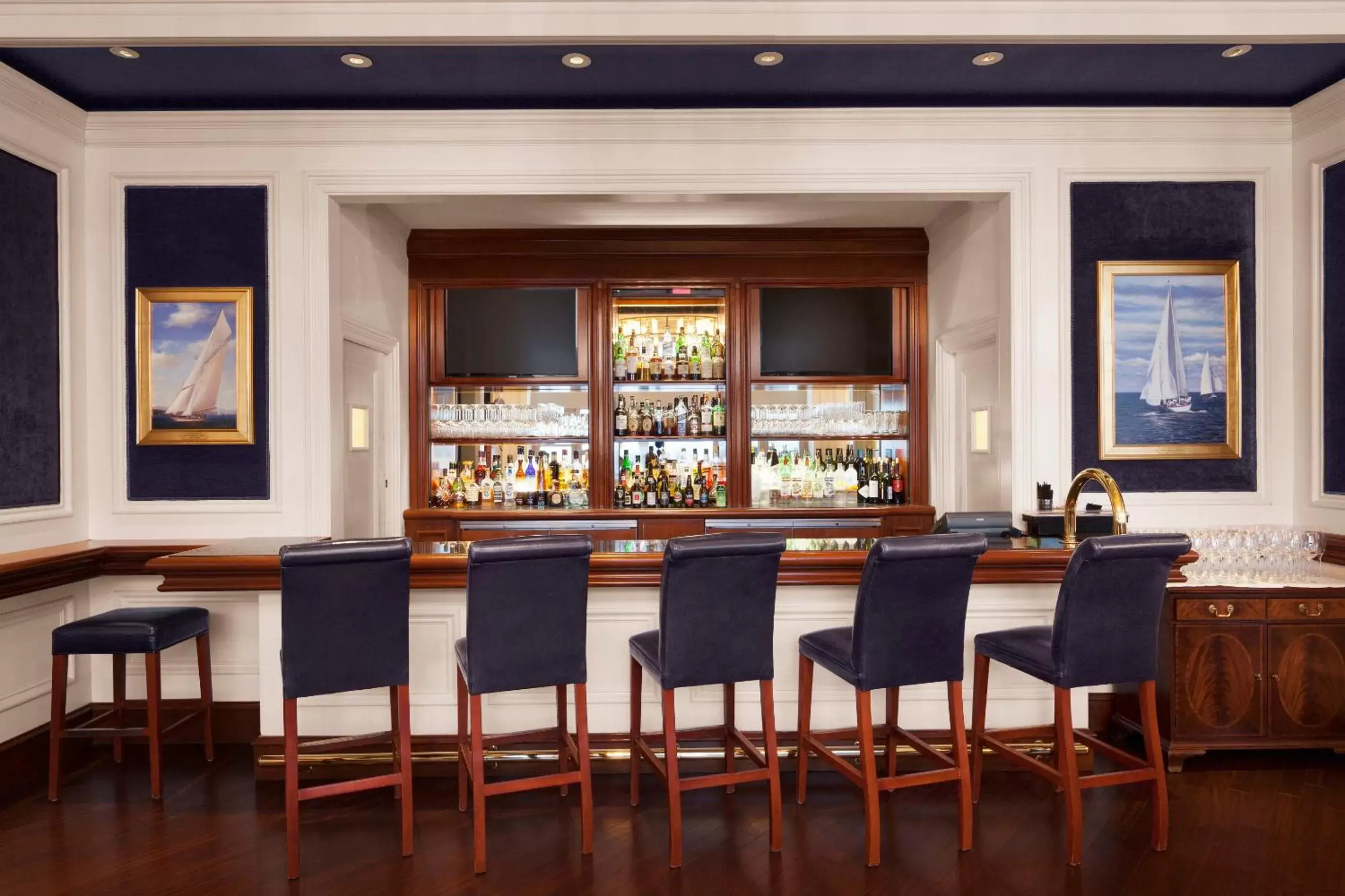 Lounge or bar in Boston Harbor Hotel