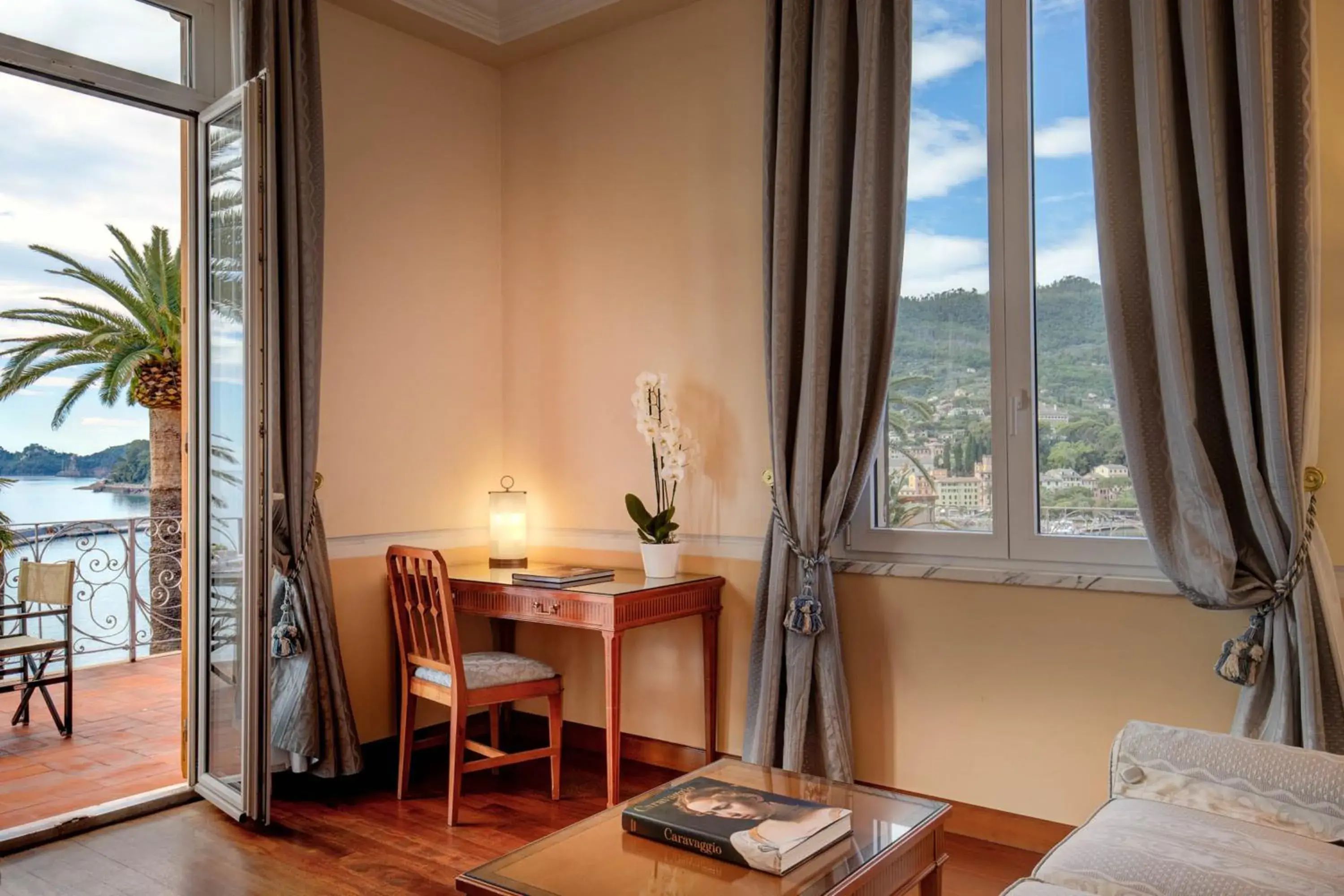 Living room, Dining Area in Hotel Continental