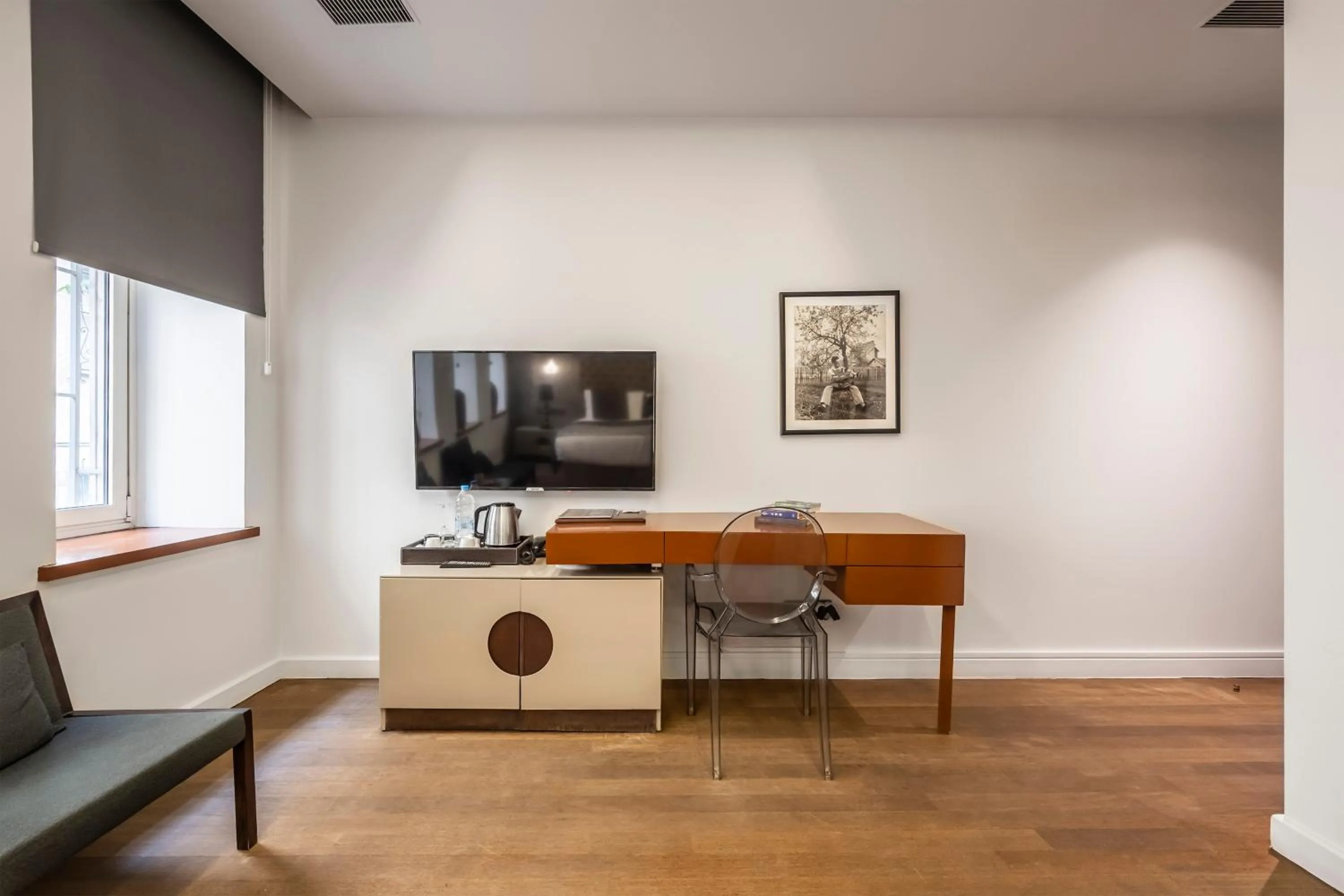 TV and multimedia in Ansen Hotel and Suites