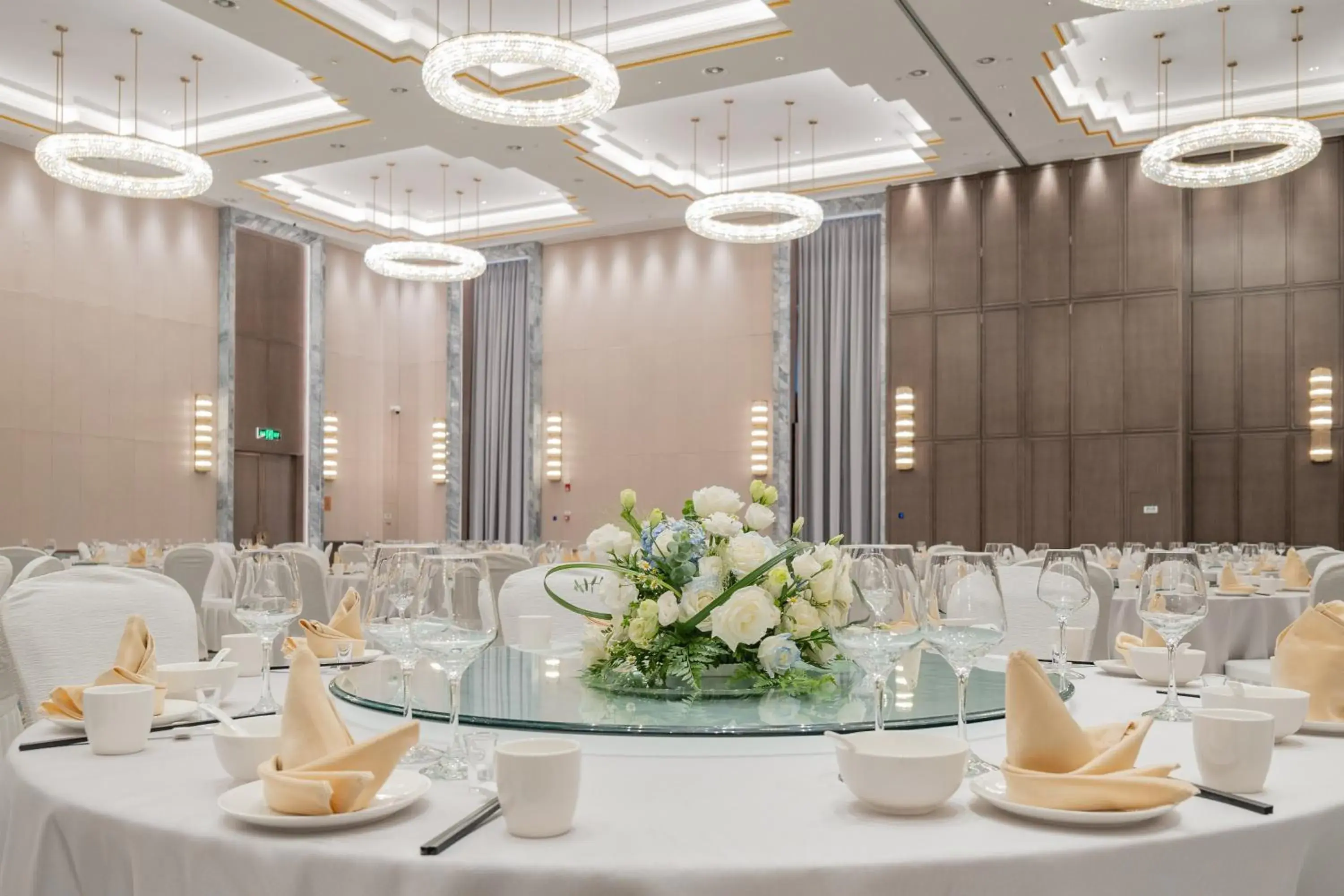 Meeting/conference room, Restaurant/Places to Eat in Holiday Inn Zhengzhou Zhongzhou, an IHG Hotel