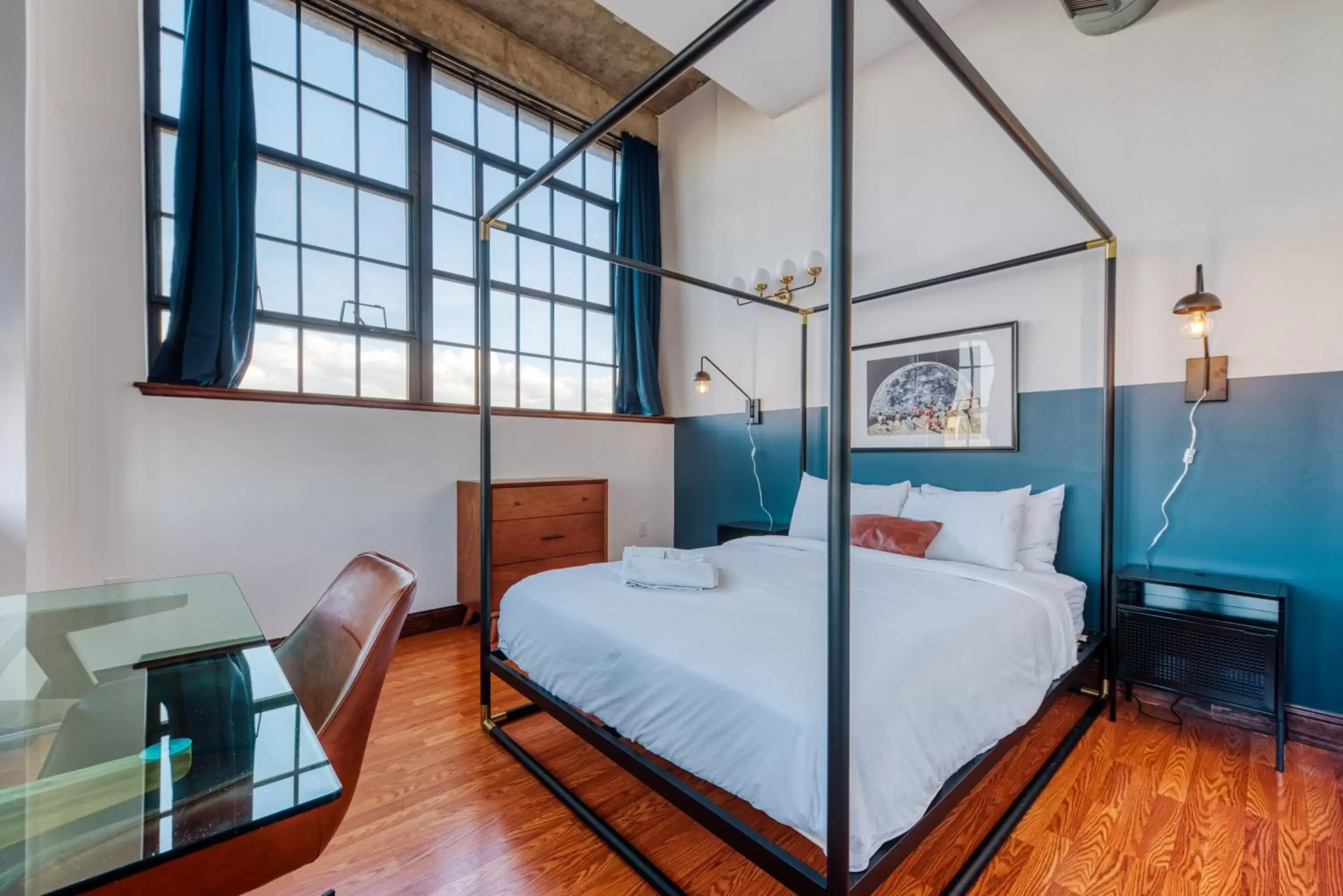 Bedroom, Bed in Sosuite at Independence Lofts - Callowhill