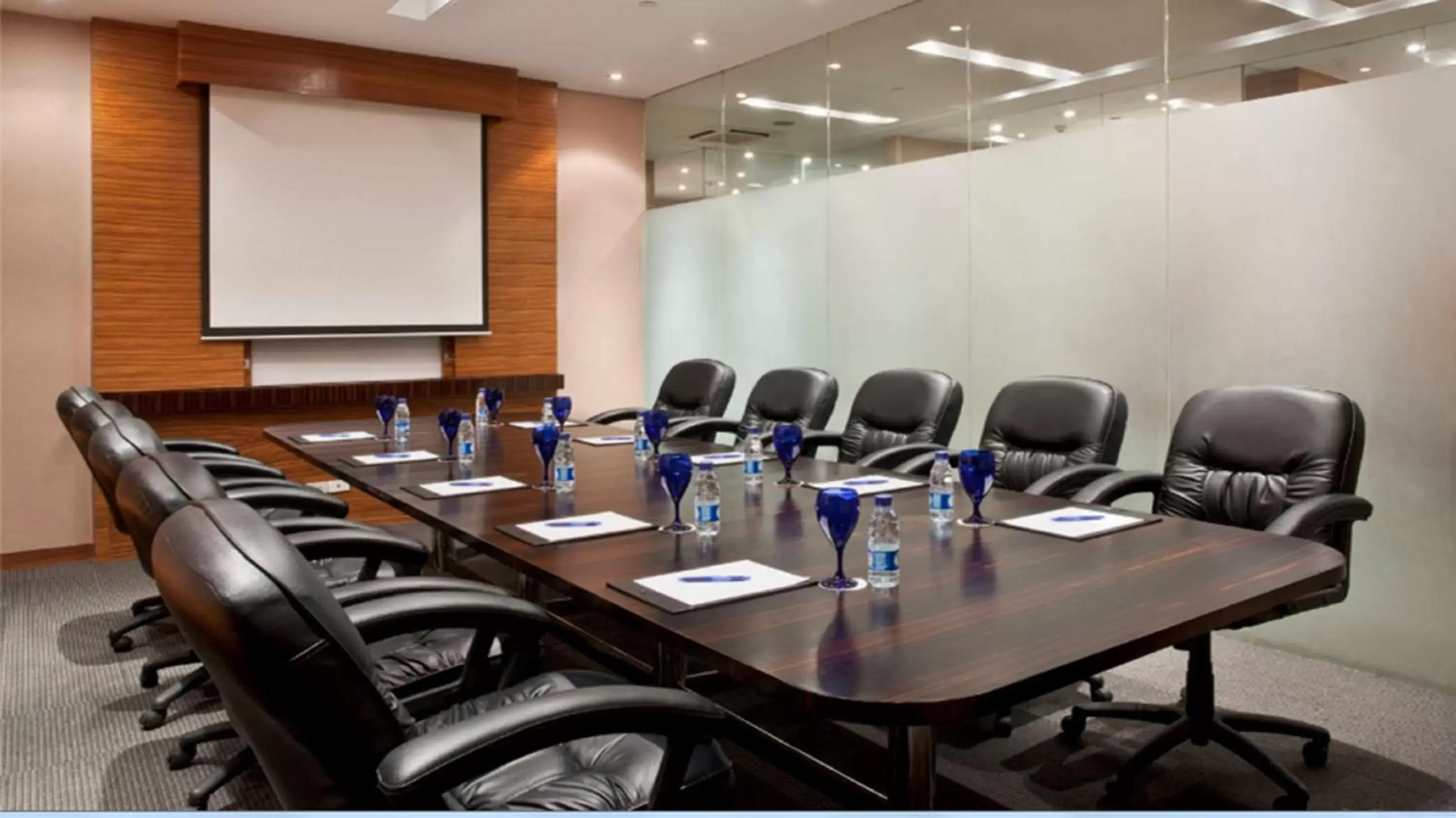 Meeting/conference room in Holiday Inn Manila Galleria, an IHG Hotel