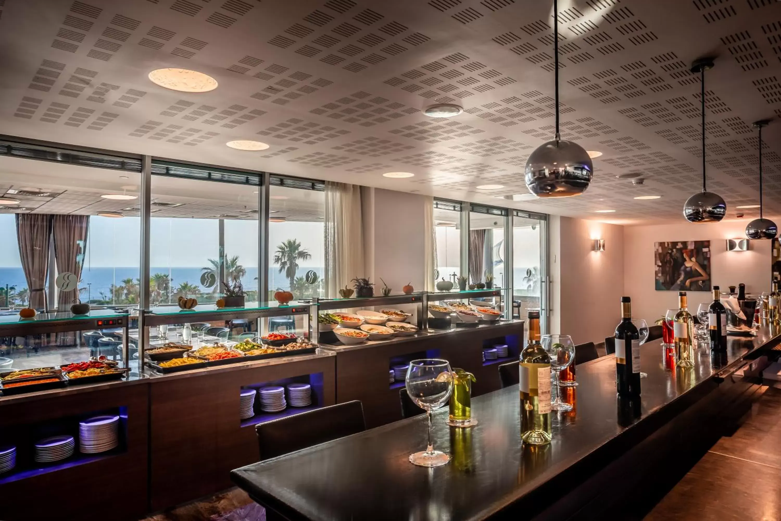 Lounge or bar, Restaurant/Places to Eat in Ramada Hotel & Suites by Wyndham Netanya