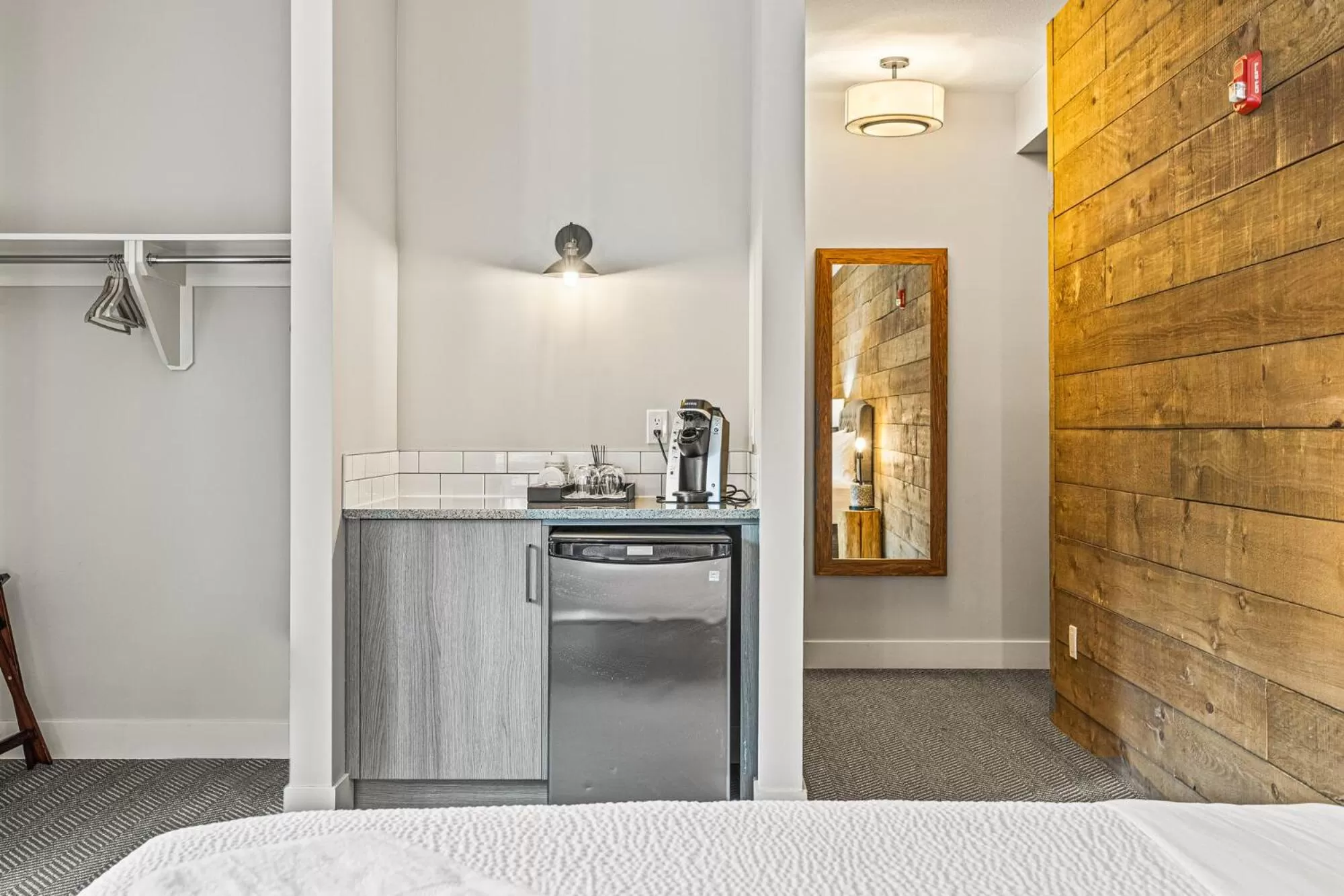 Kitchen or kitchenette, Bed in Basecamp Lodge Canmore