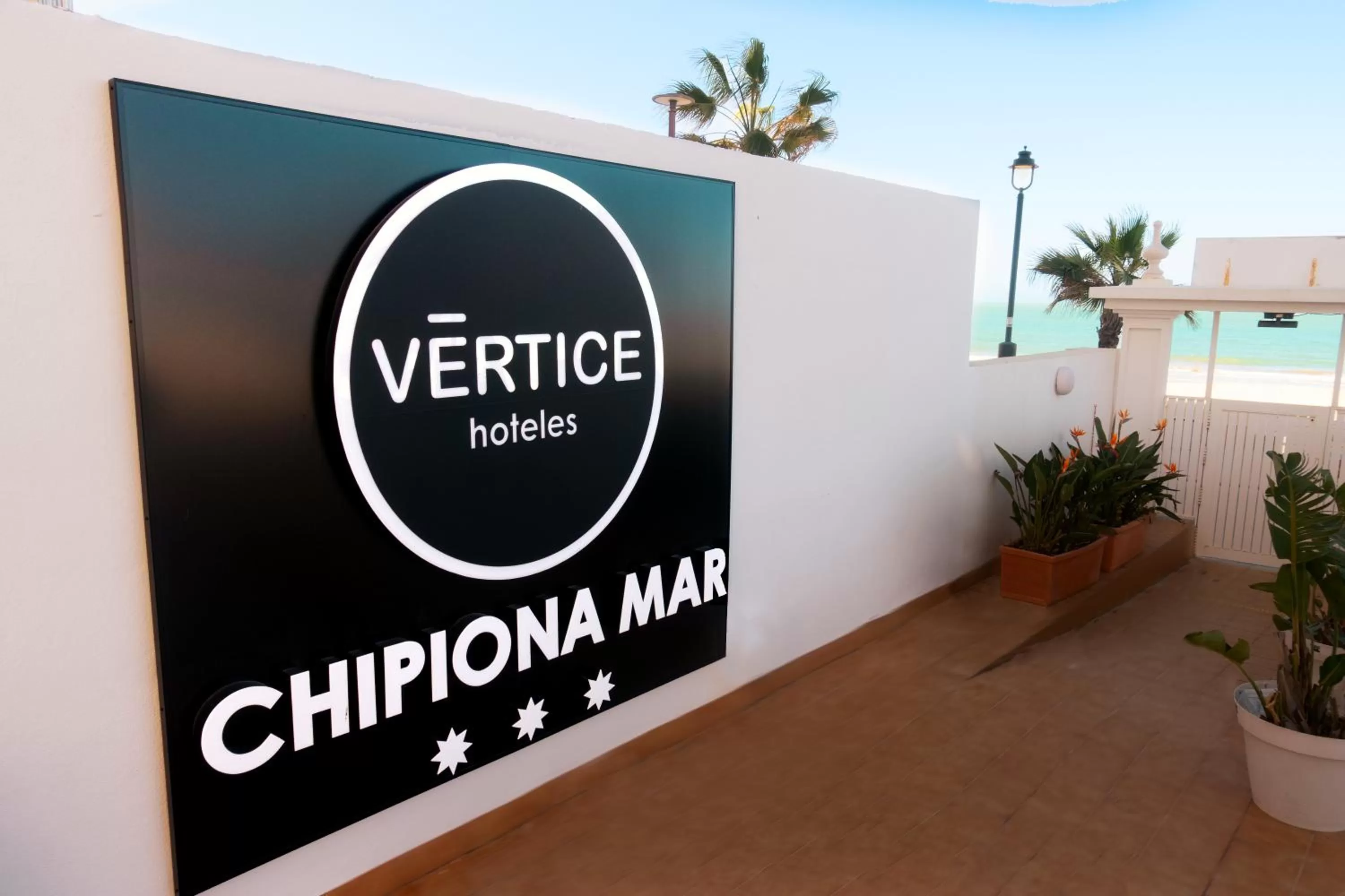 Property building, Property Logo/Sign in Hotel Vértice Chipiona Mar