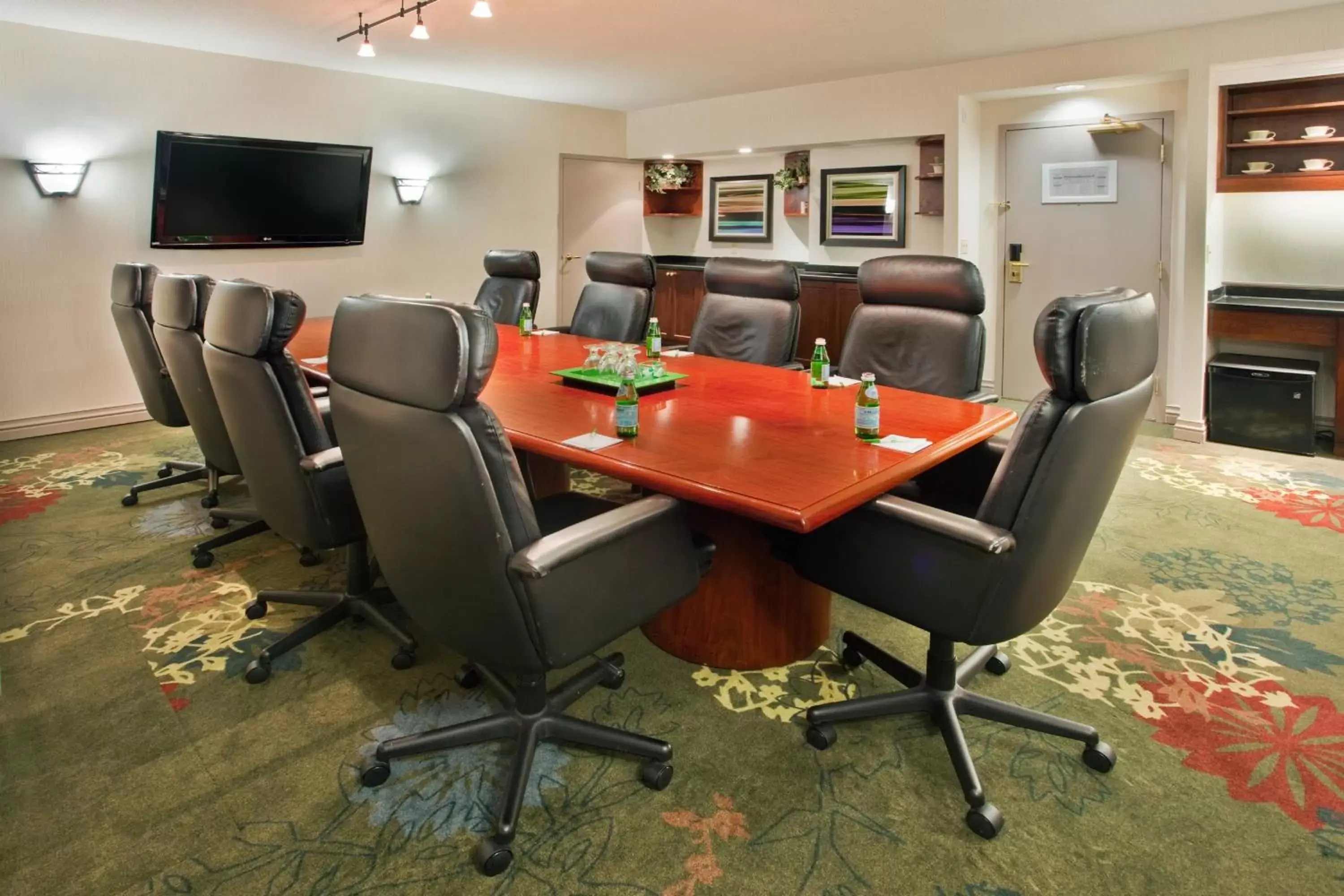 Meeting/conference room in Holiday Inn & Suites Ottawa Kanata, an IHG Hotel