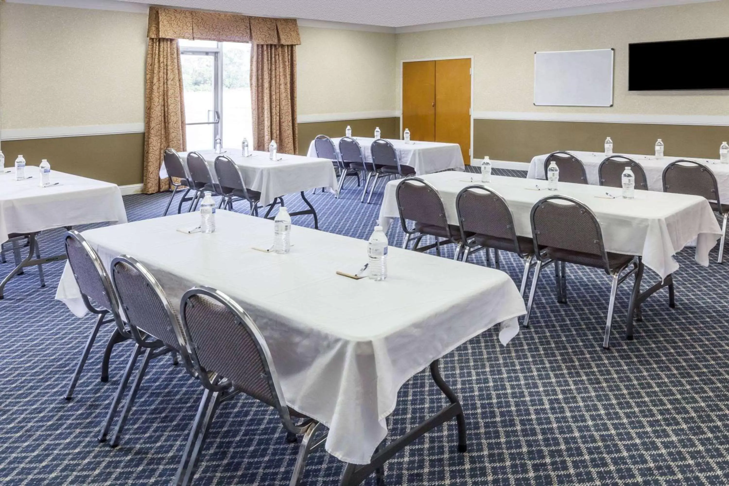 Meeting/conference room in Days Inn by Wyndham Hillsboro TX