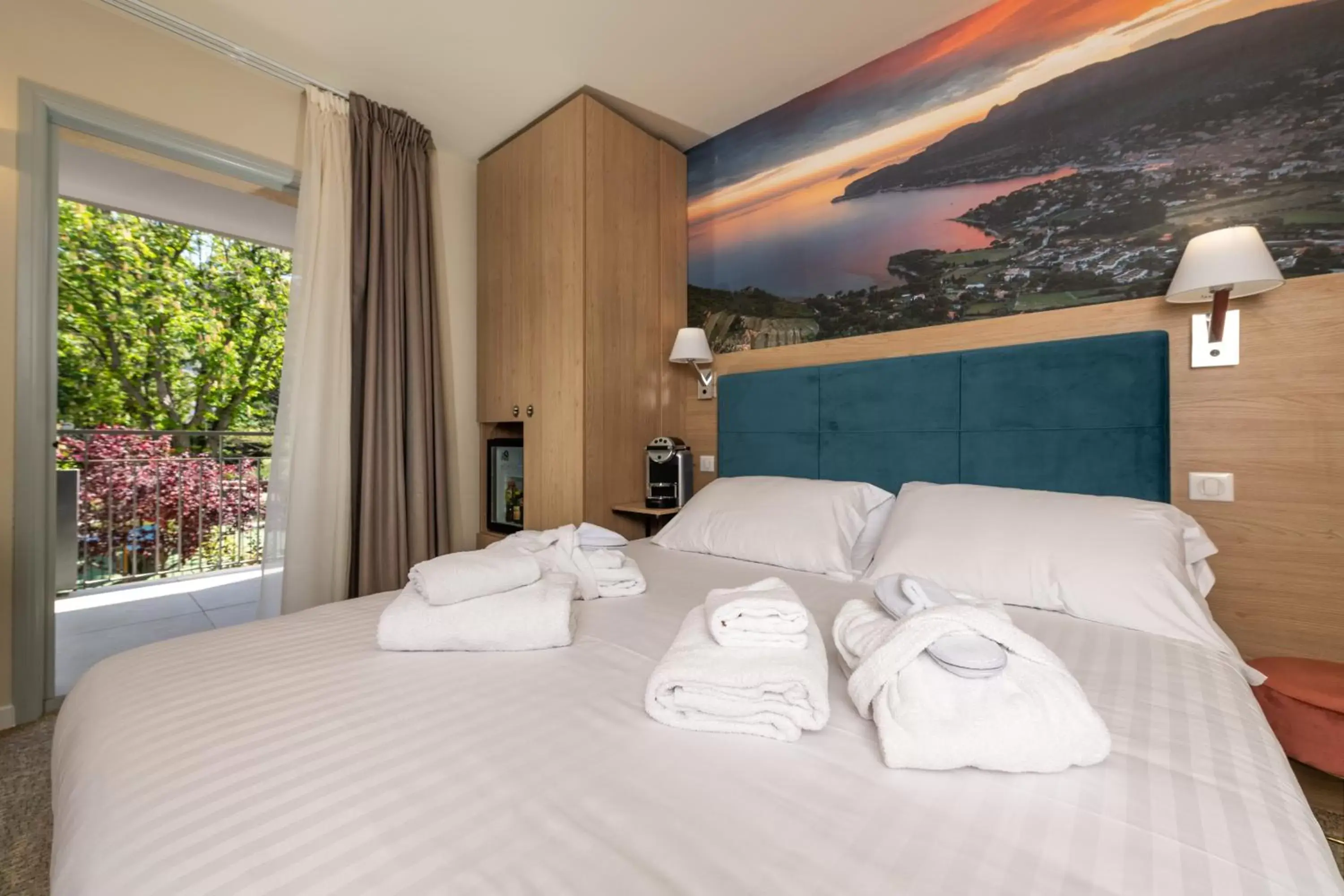 Bed in Best Western Hotel & SPA Coeur De Cassis