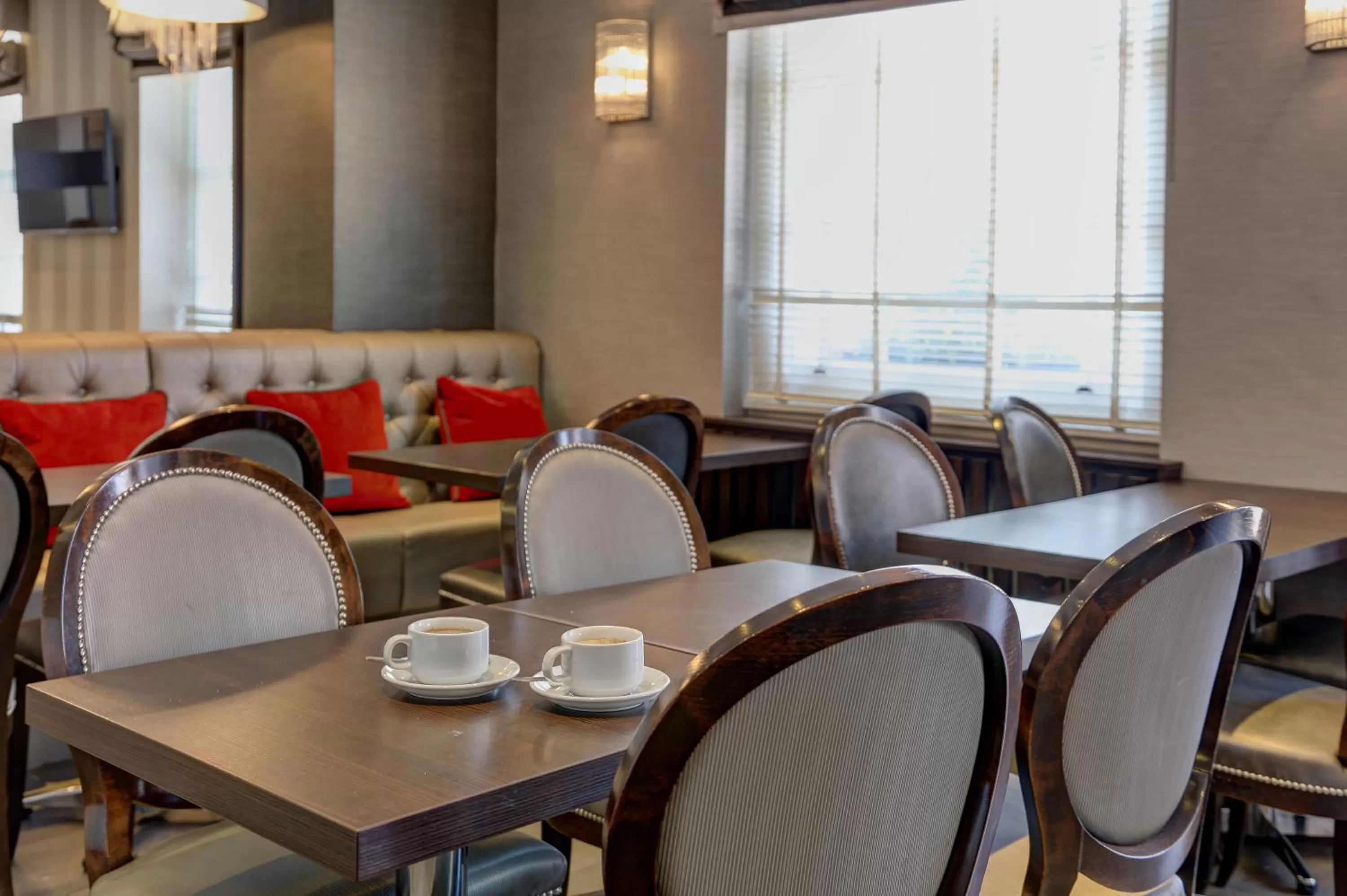 Restaurant/places to eat in Best Western Buckingham Palace Rd