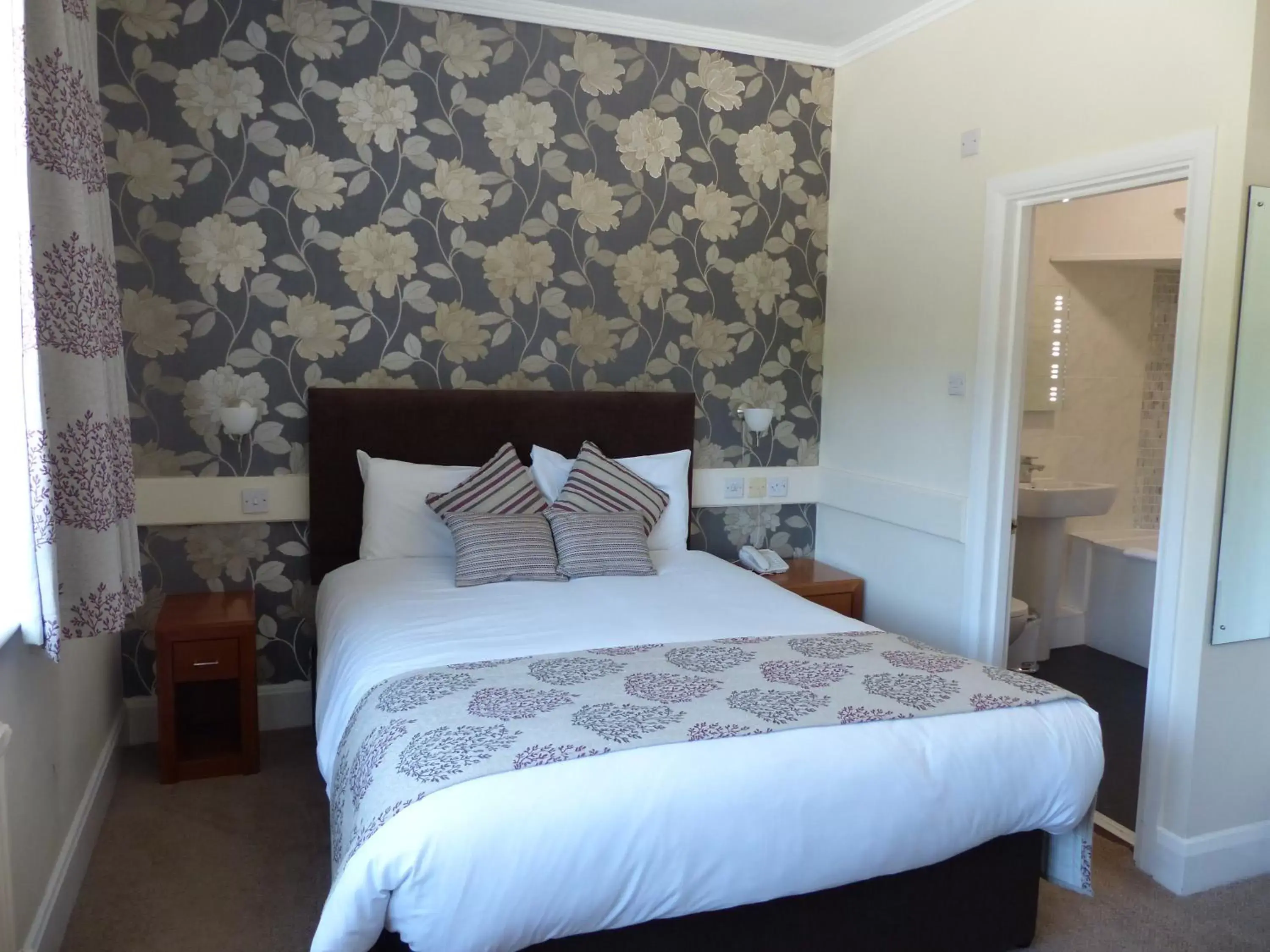 Bedroom, Bed in Farnham House Hotel