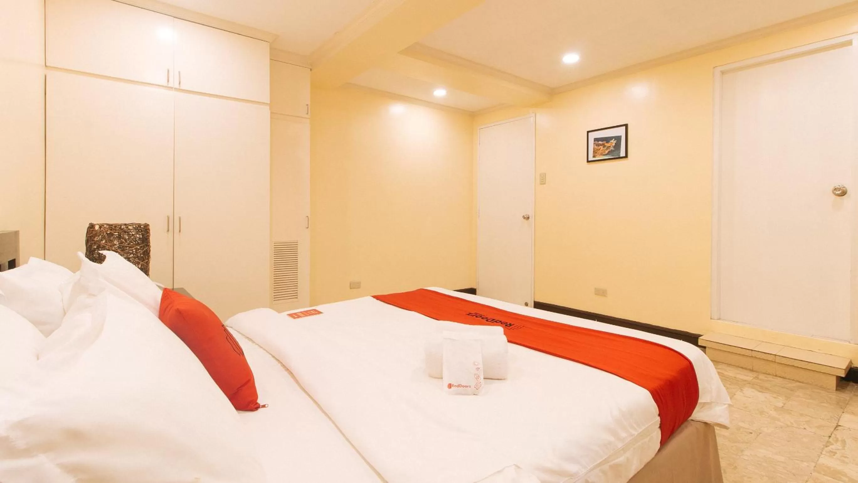 Bed in RedDoorz Premium near Greenbelt Makati - Vaccinated Staff