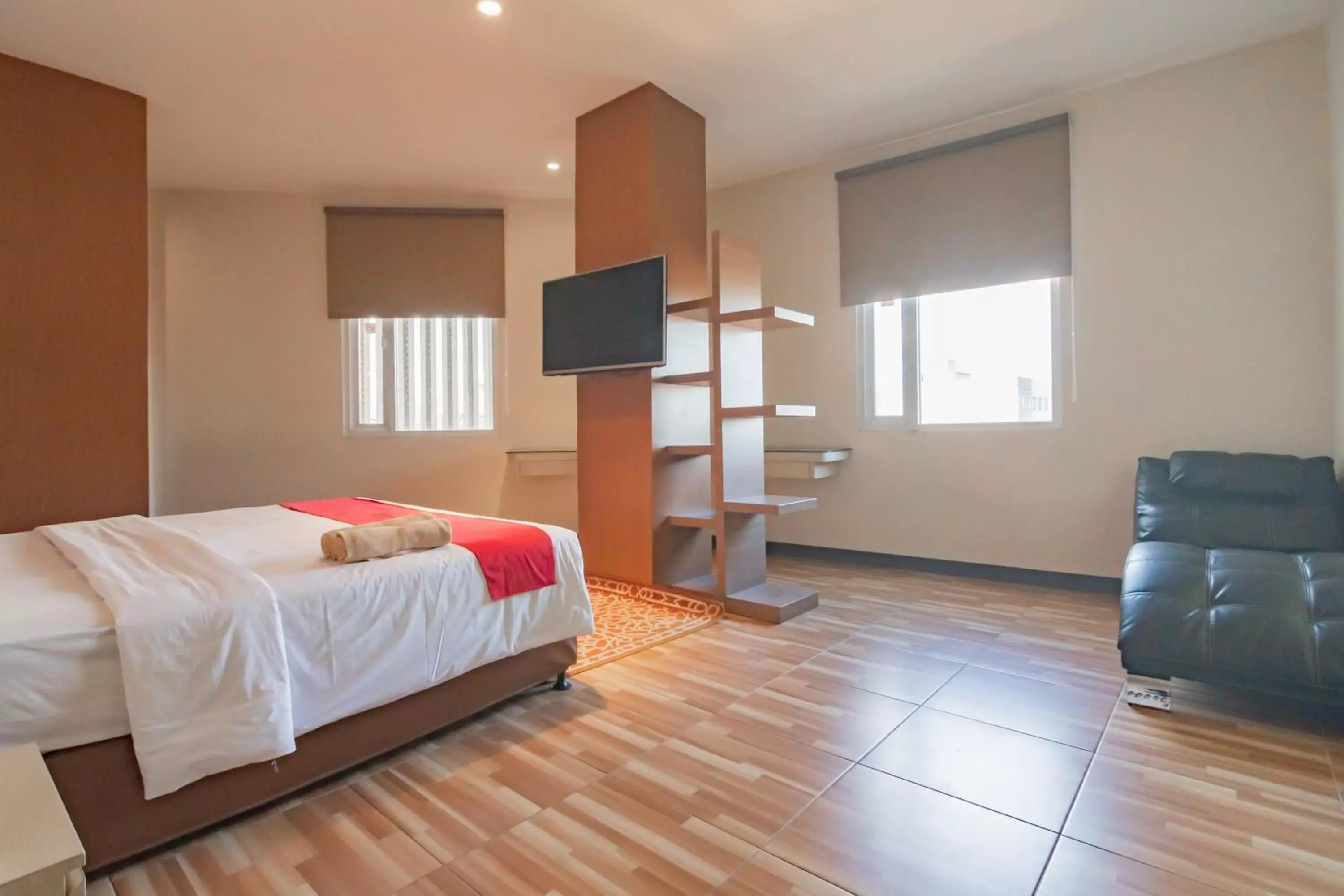 Bedroom, TV/Entertainment Center in RedDoorz Premium near Bandung Station