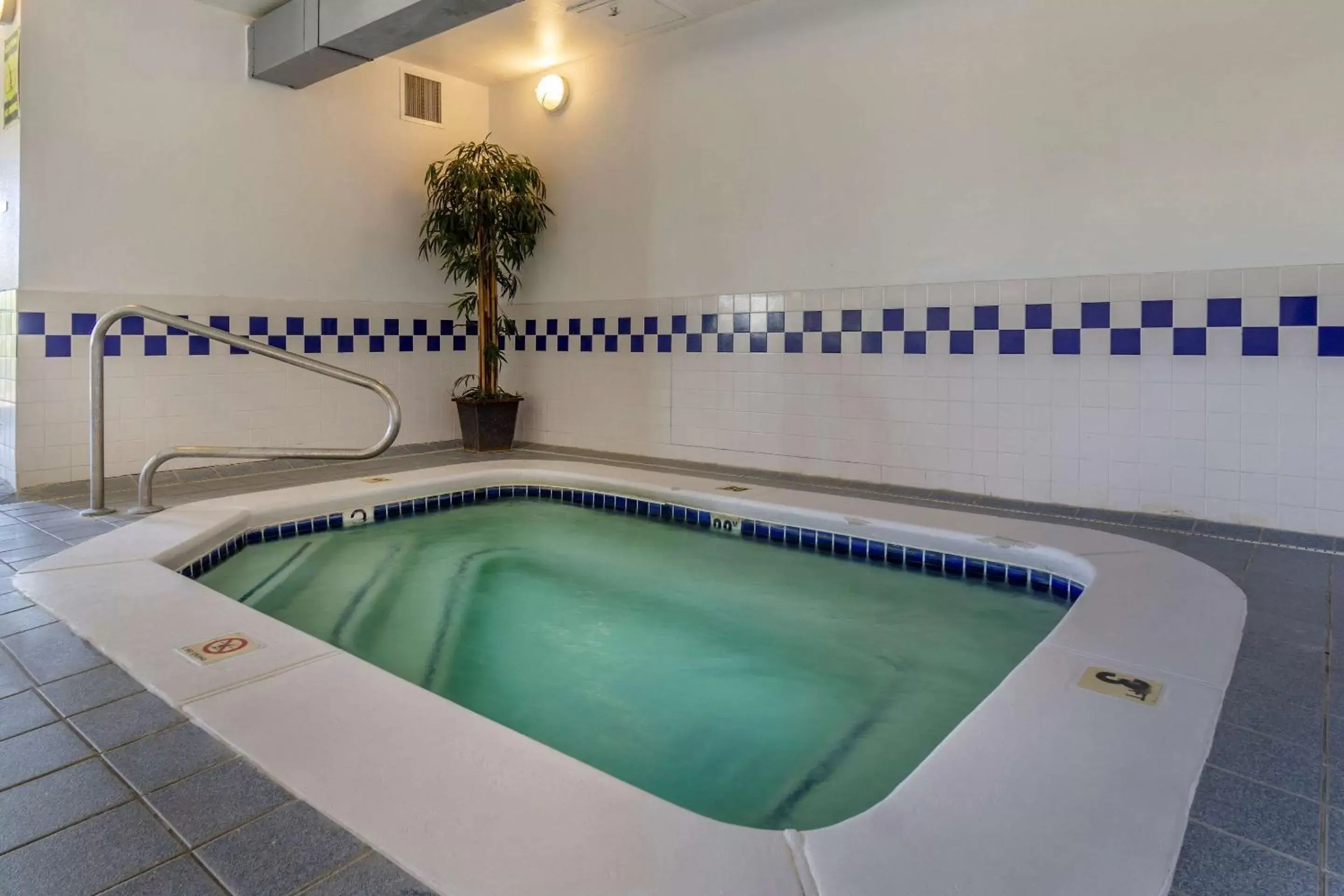 On site, Swimming Pool in Comfort Inn Kennewick Richland