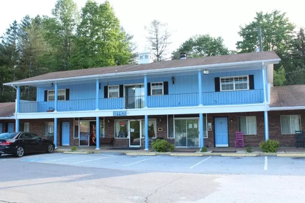 Property Building in Colonial Inn Franklin