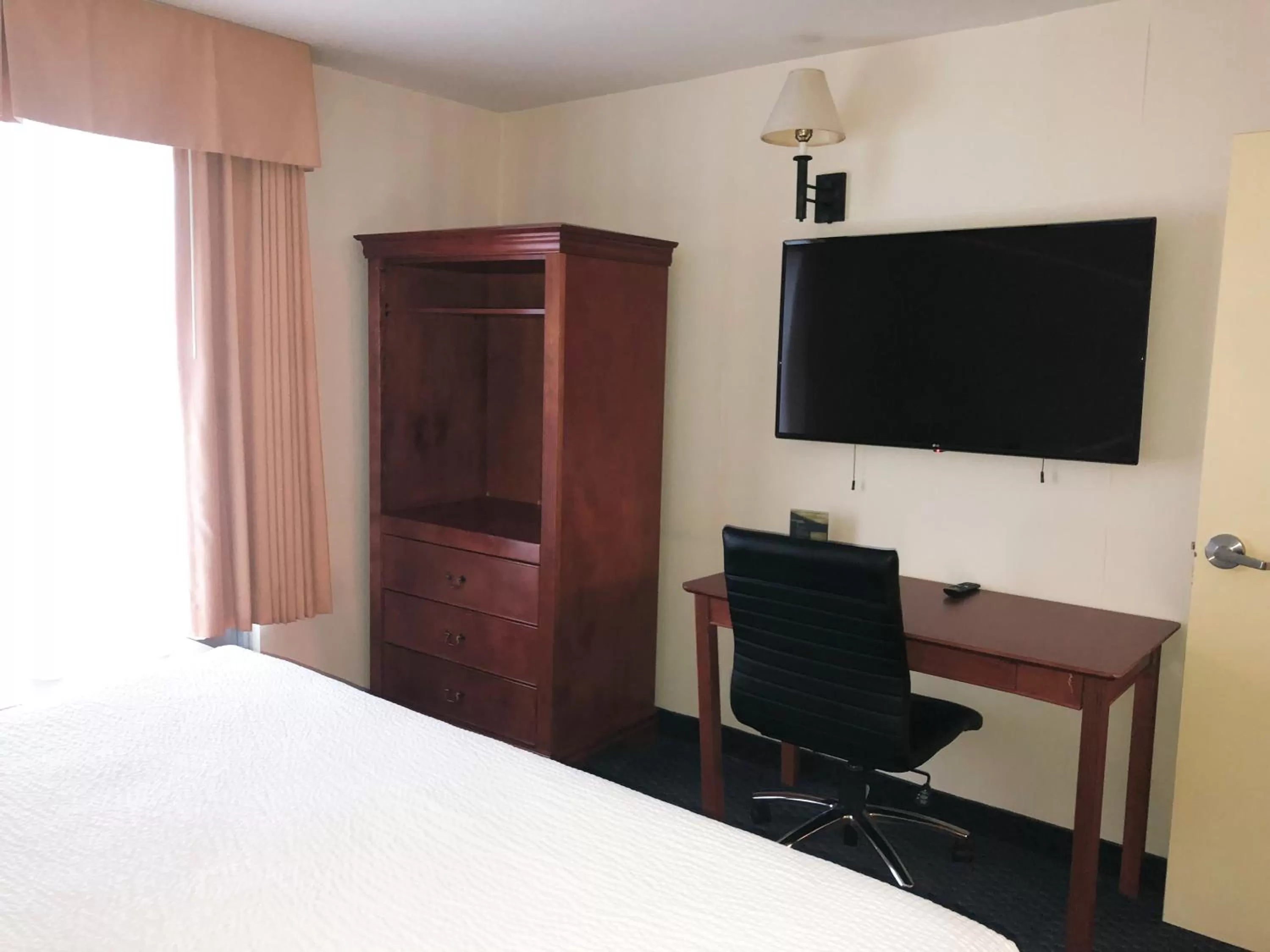 Bed in Days Inn by Wyndham Niagara Falls Centre St By the Falls