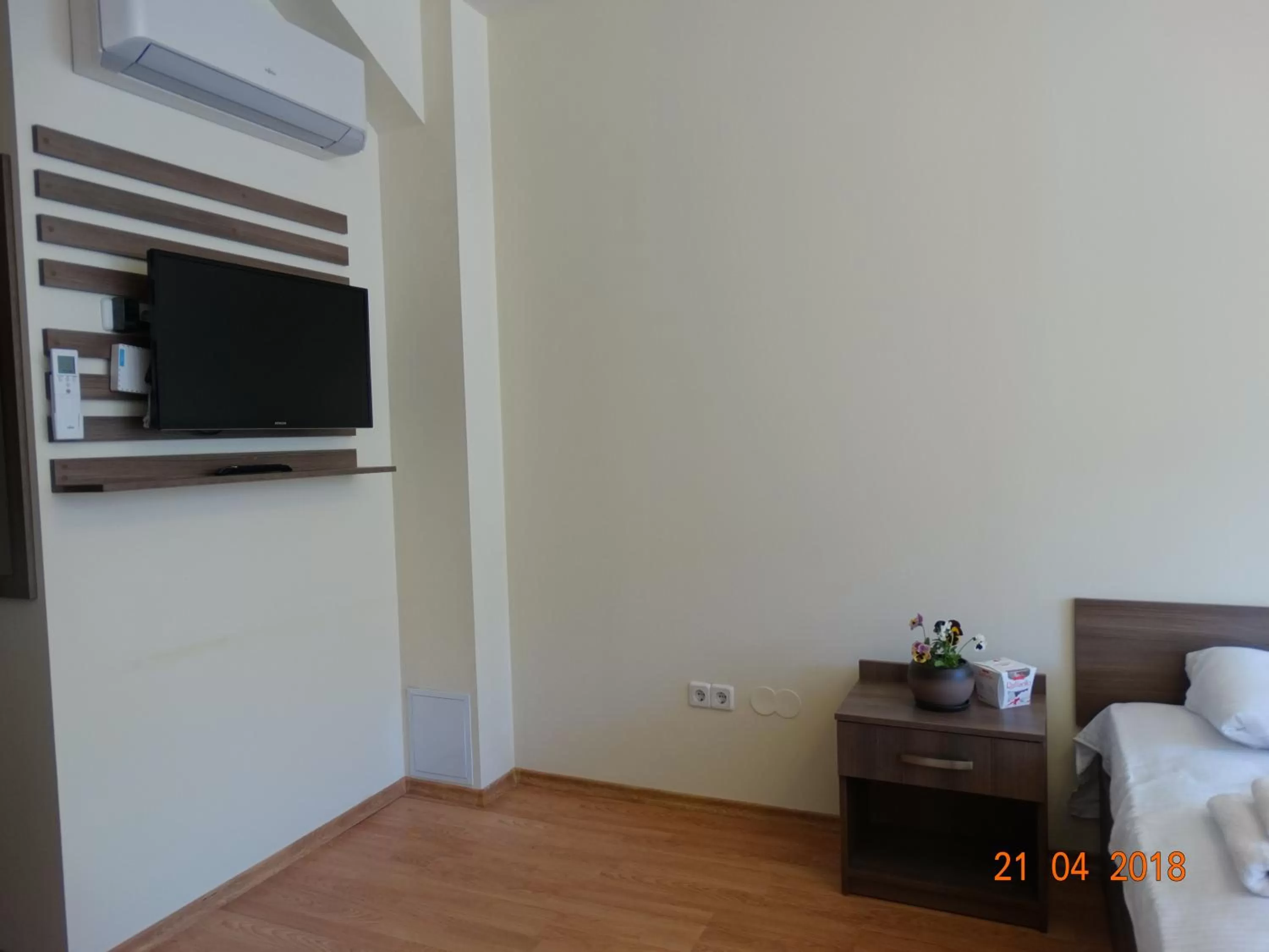 Communal lounge/ TV room, Bed in Hotel Lago Peshtera