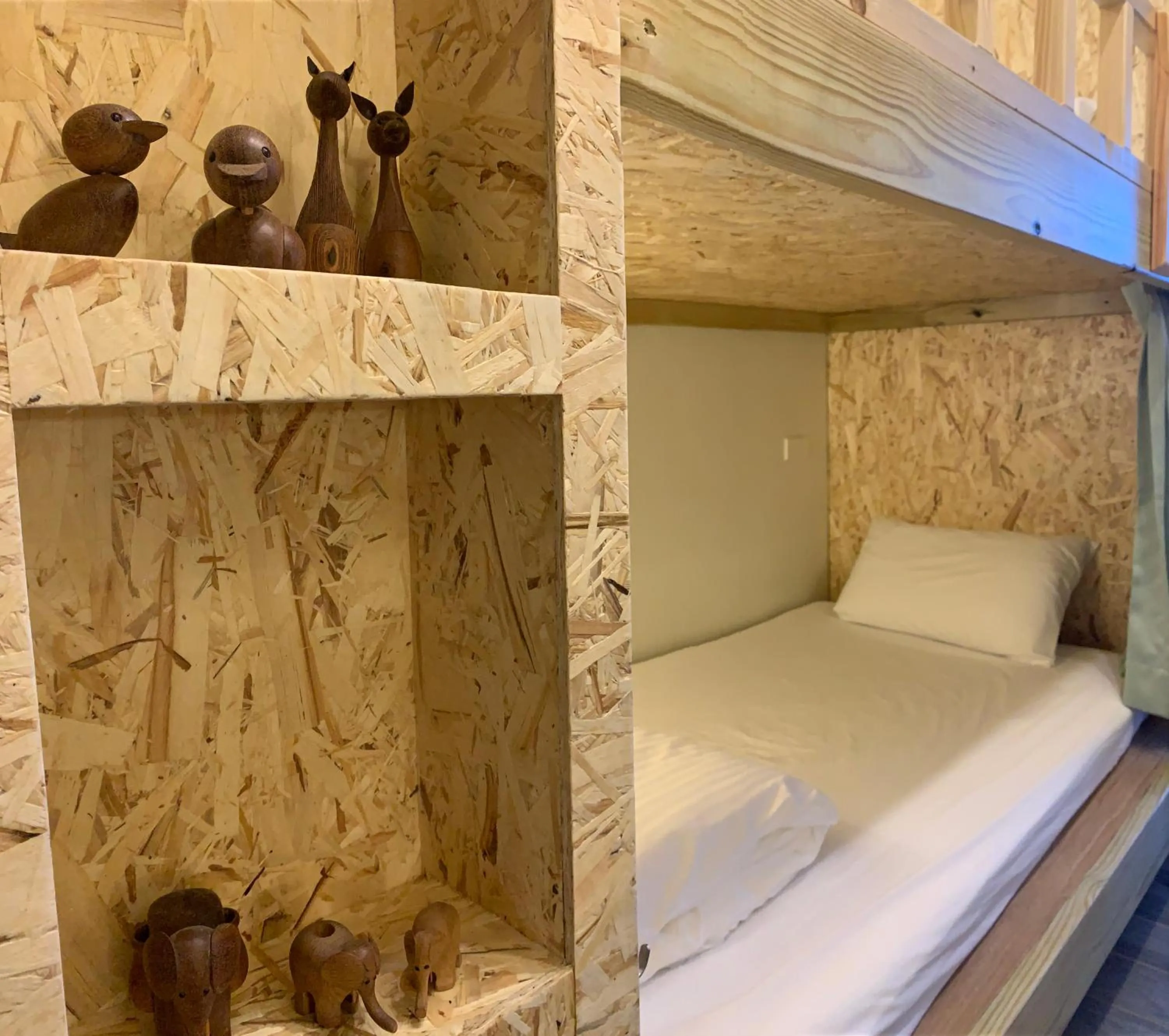 Decorative detail, Bed in 墾丁秋莊會館 附限量停車位 不保證有位置 無法事先預留 背包房無車位 預訂後記得加Line聯繫