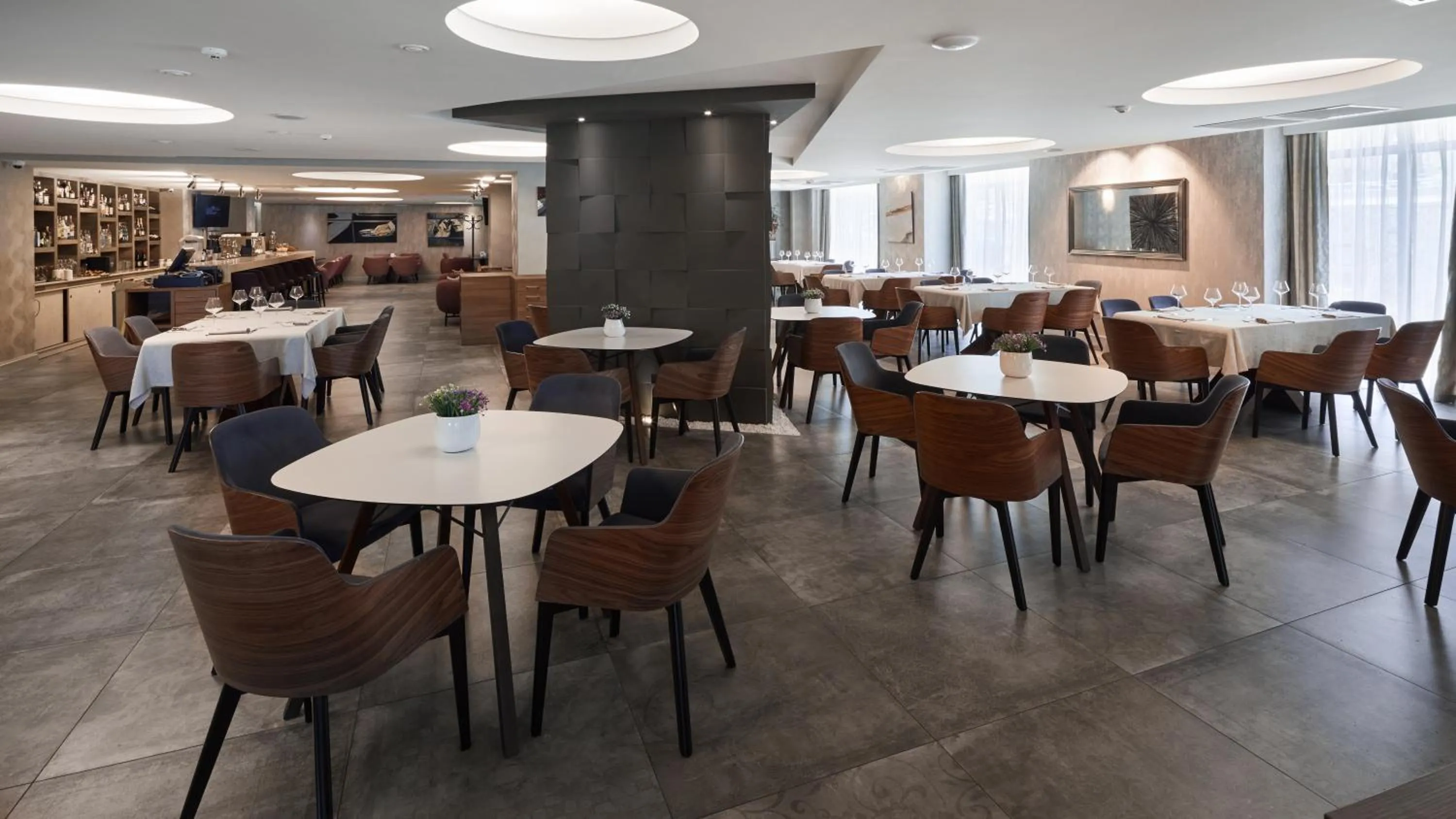 Restaurant/places to eat in Gallery Palace Hotel