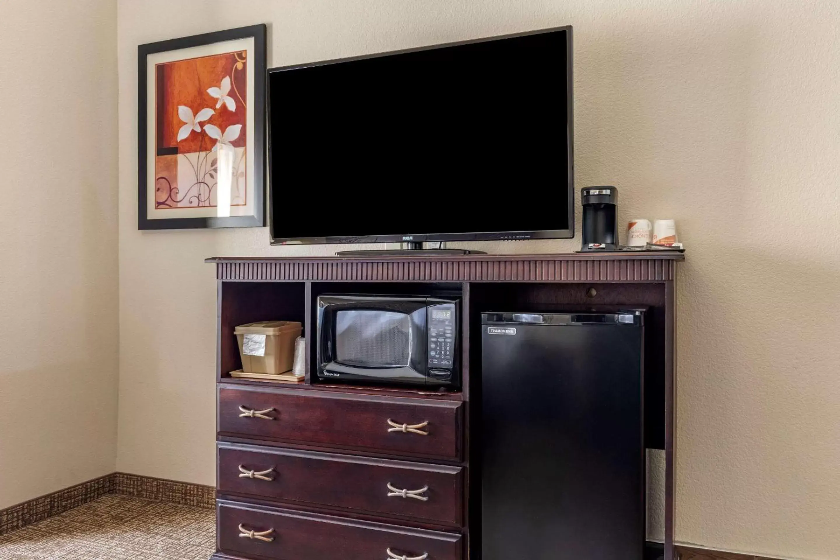 Photo of the whole room, TV/Entertainment Center in Comfort Suites Granbury
