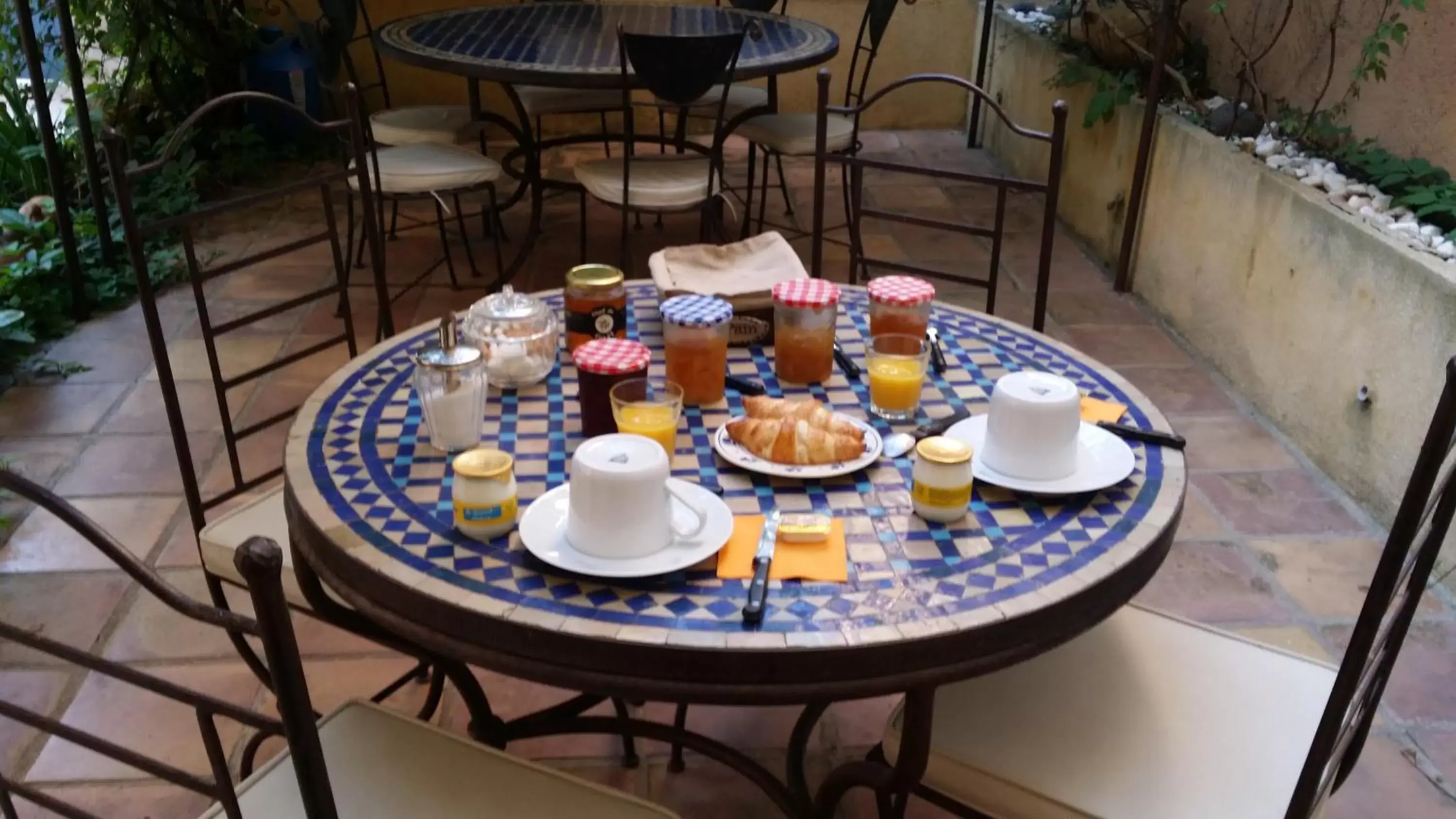 Continental breakfast in Maison Saint Louis avec Jacuzzi