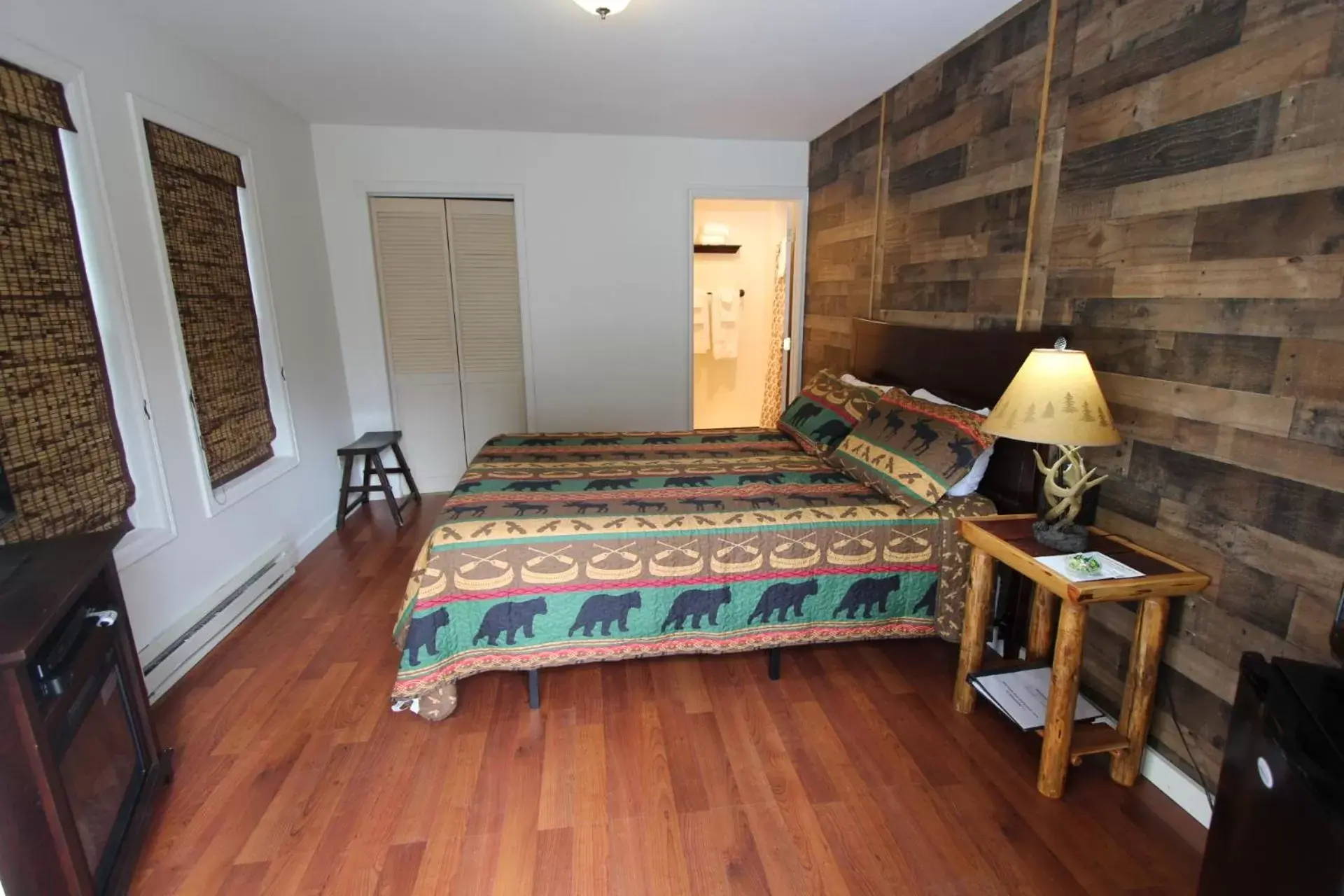 Photo of the whole room, Bed in Alexander's Lodge