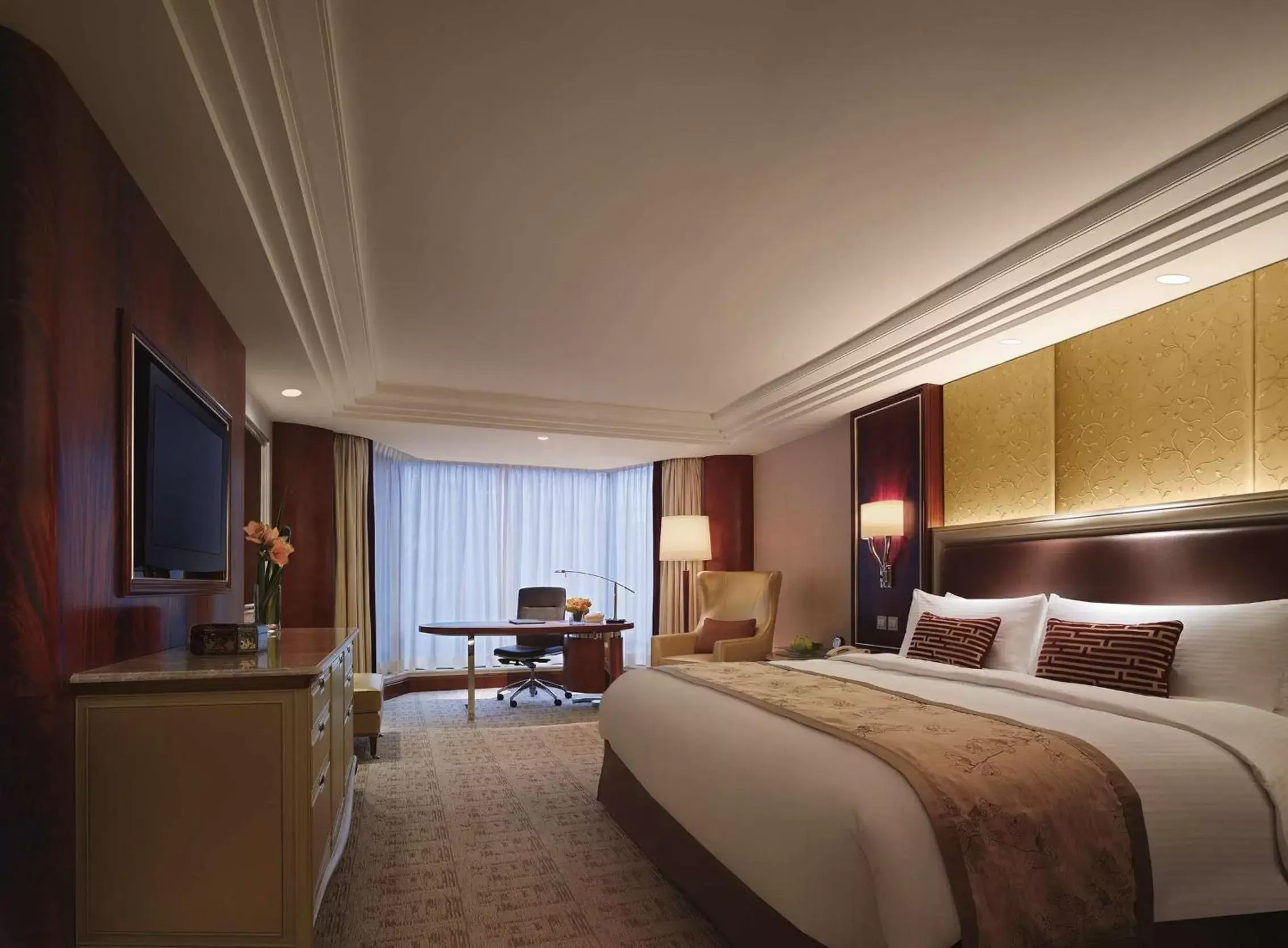 Photo of the whole room, Bed in Kowloon Shangri-La, Hong Kong