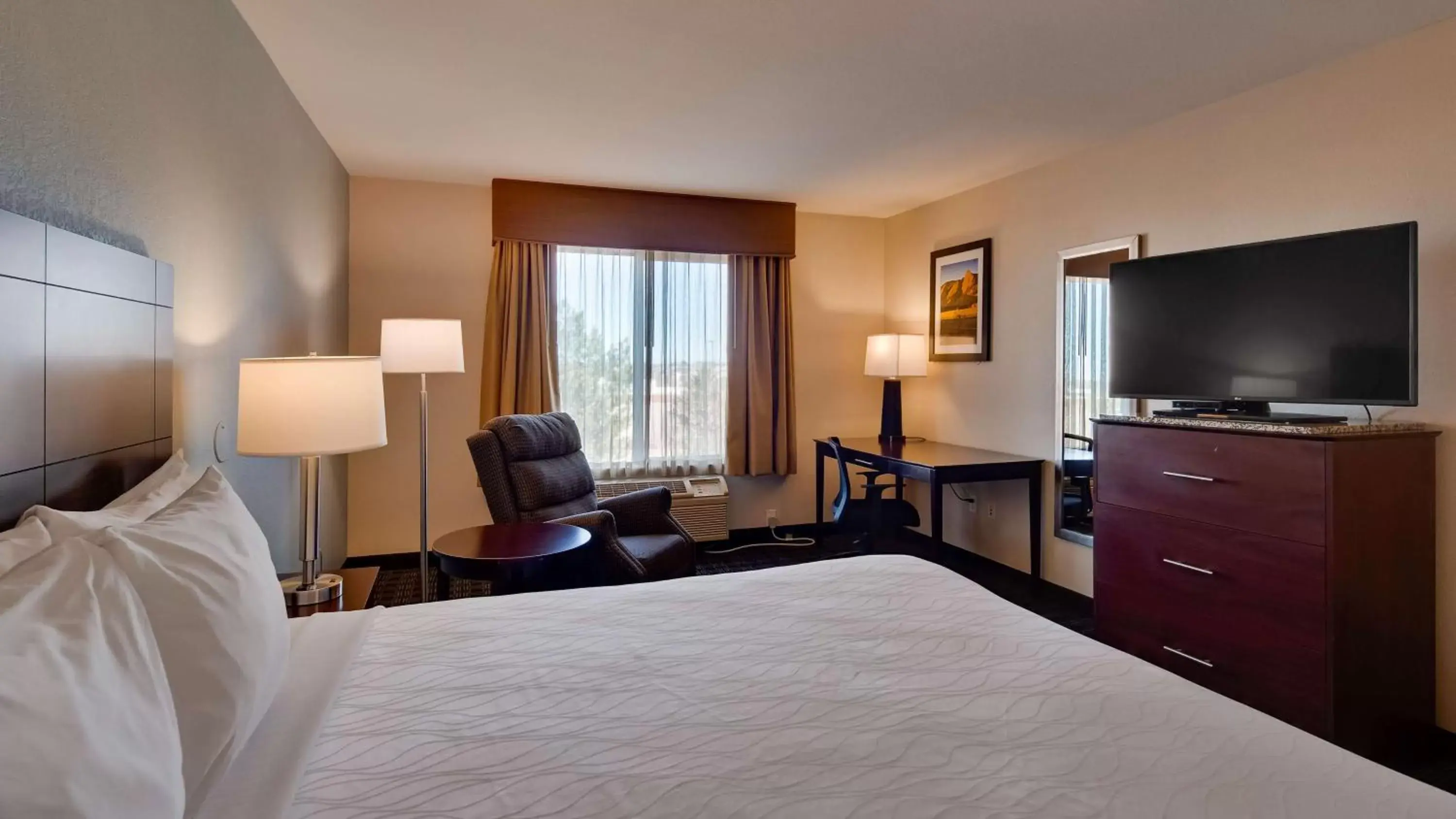 Photo of the whole room, Bed in Best Western Plus Gateway Inn & Suites - Aurora