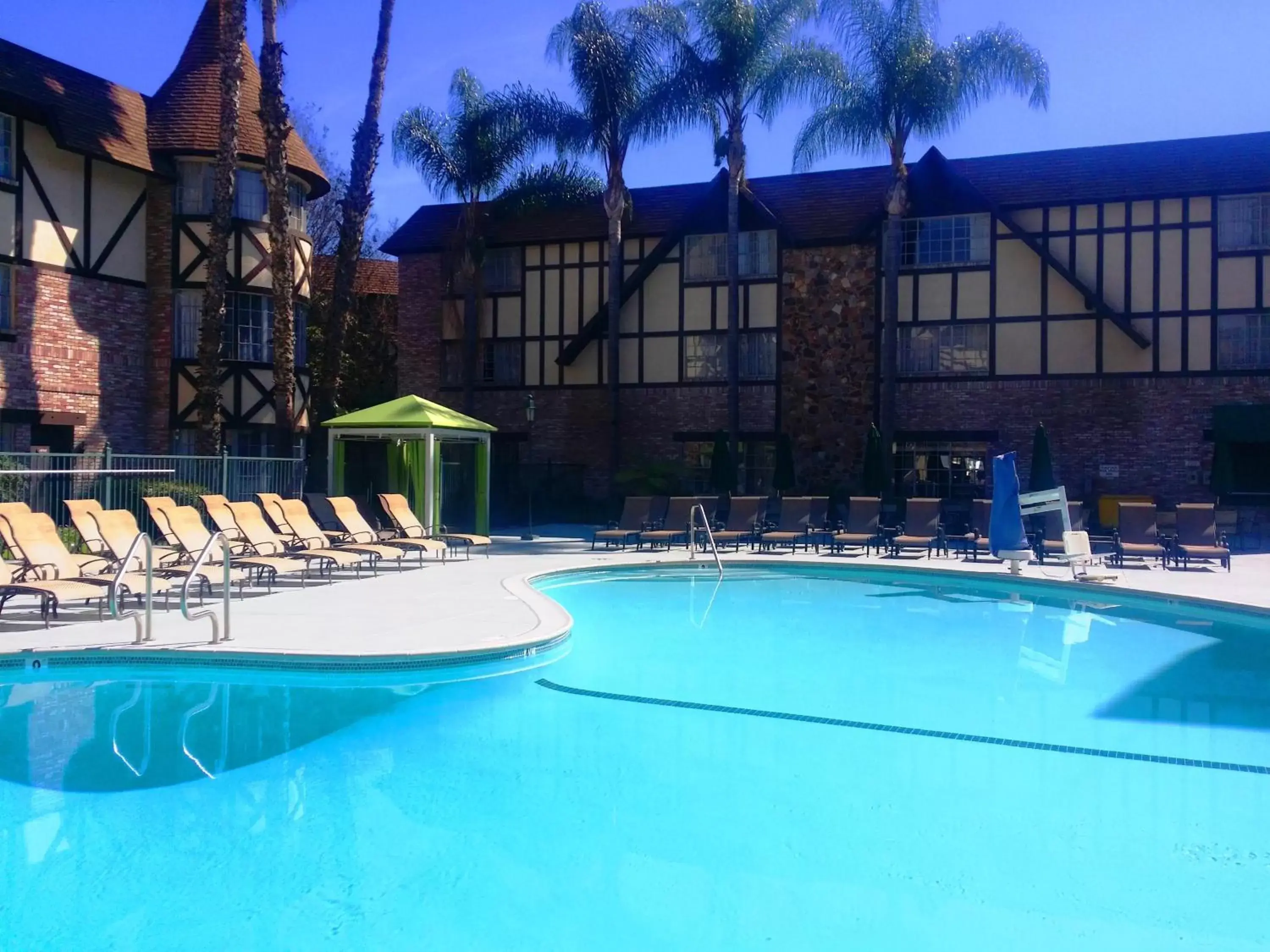 Swimming pool in Anaheim Majestic Garden Hotel Swimming pool in Anaheim Majestic Garden Hotel