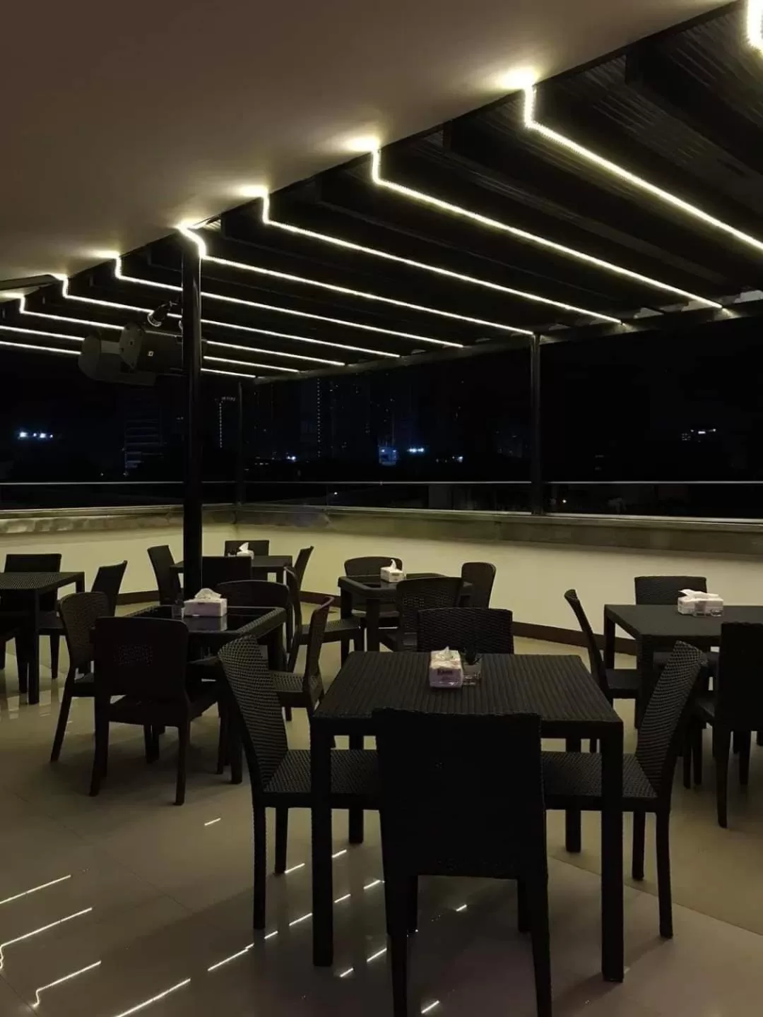 Restaurant/places to eat in M28 Hotel and Apartments