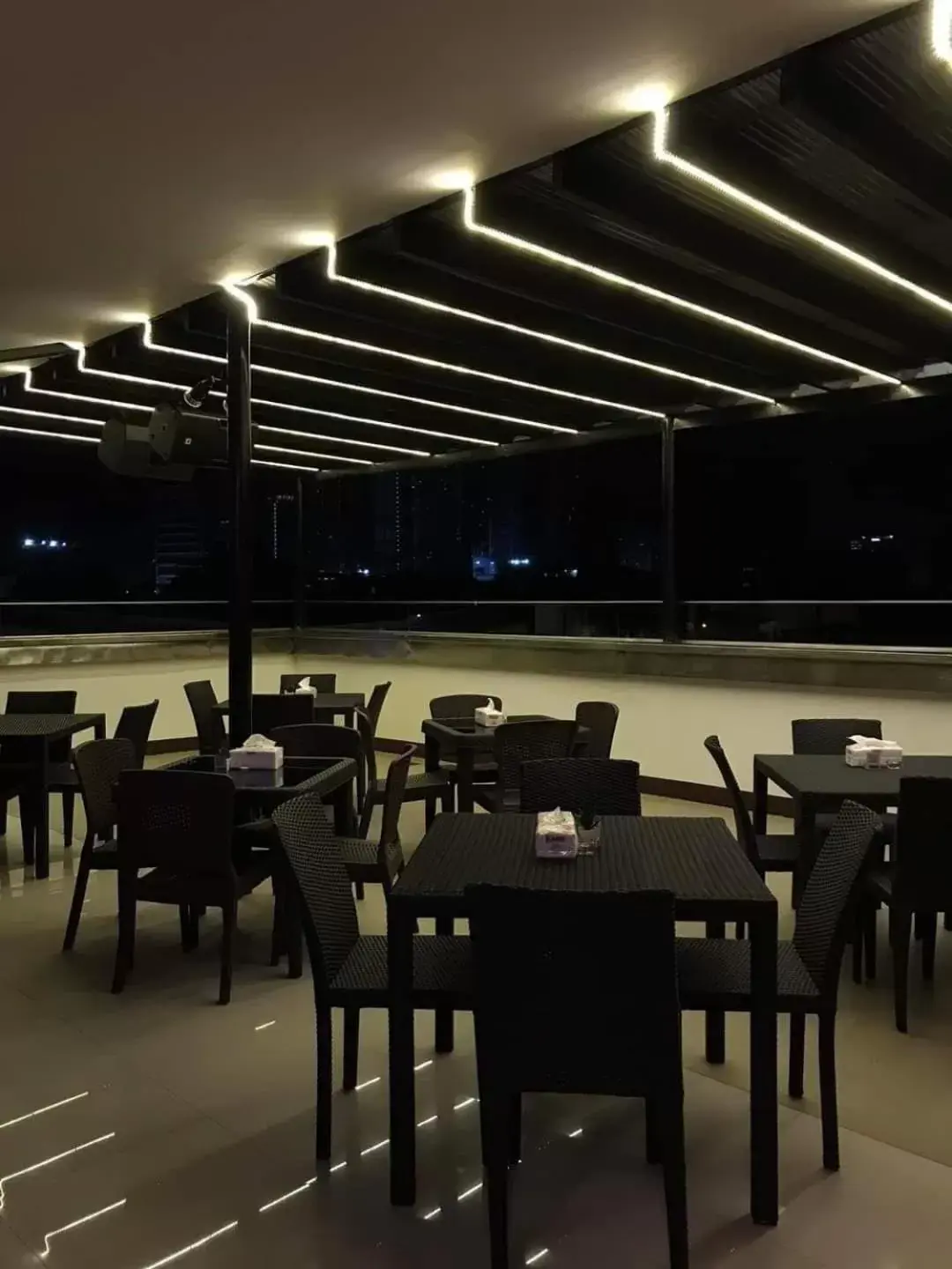 Restaurant/places to eat in M28 Hotel and Apartments Restaurant/places to eat in M28 Hotel and Apartments