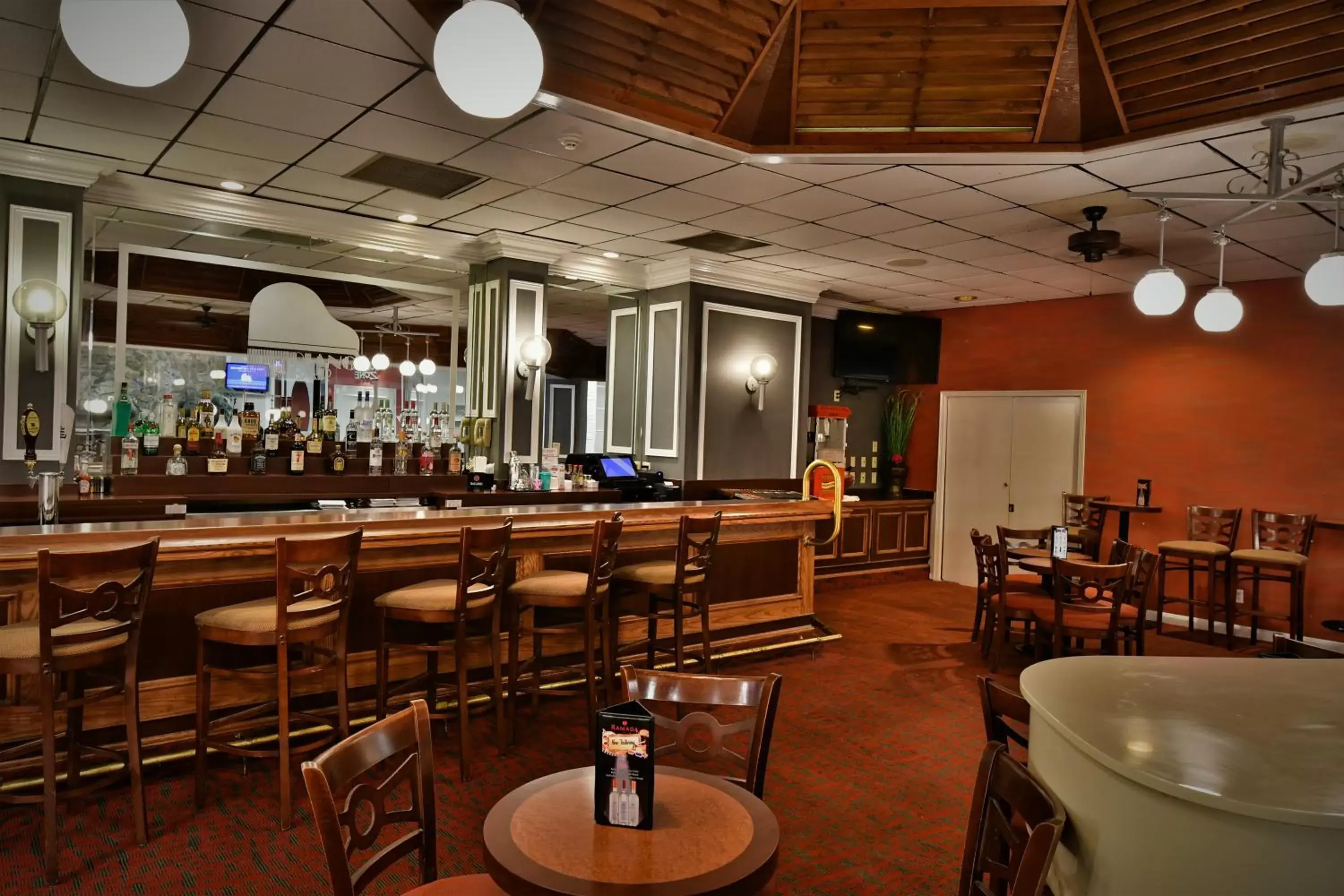 Lounge or bar, Lounge/Bar in Ramada by Wyndham Jacksonville Hotel & Conference Center