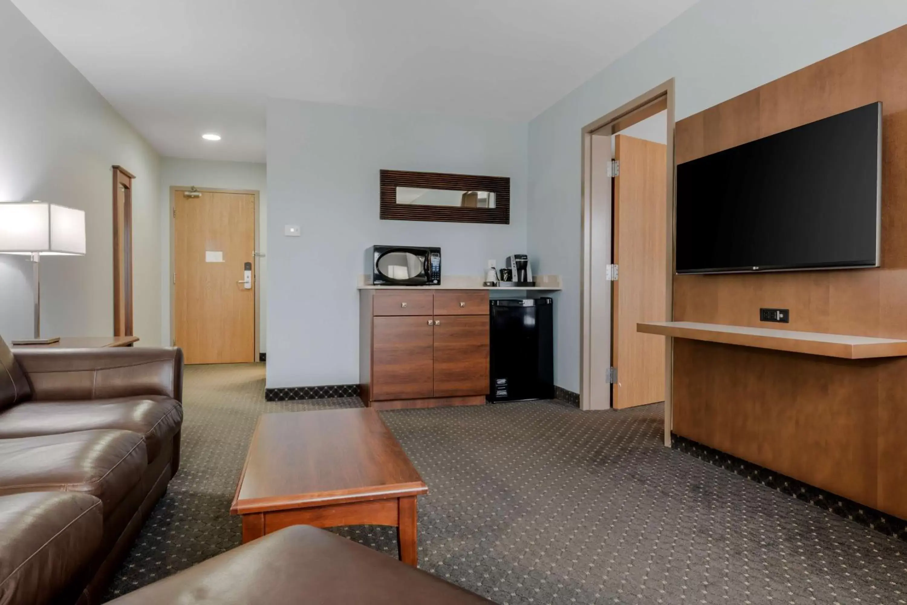 Bedroom, TV/Entertainment Center in Best Western Plus Woodstock Hotel Conference Centre