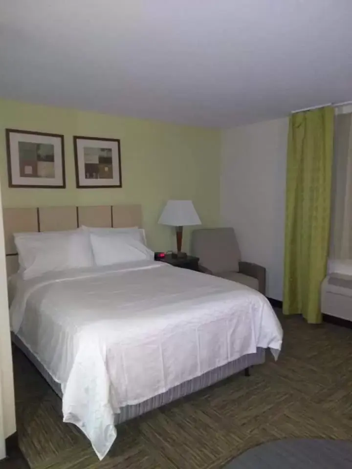 Property building, Bed in Candlewood Suites Houston Medical Center, an IHG Hotel