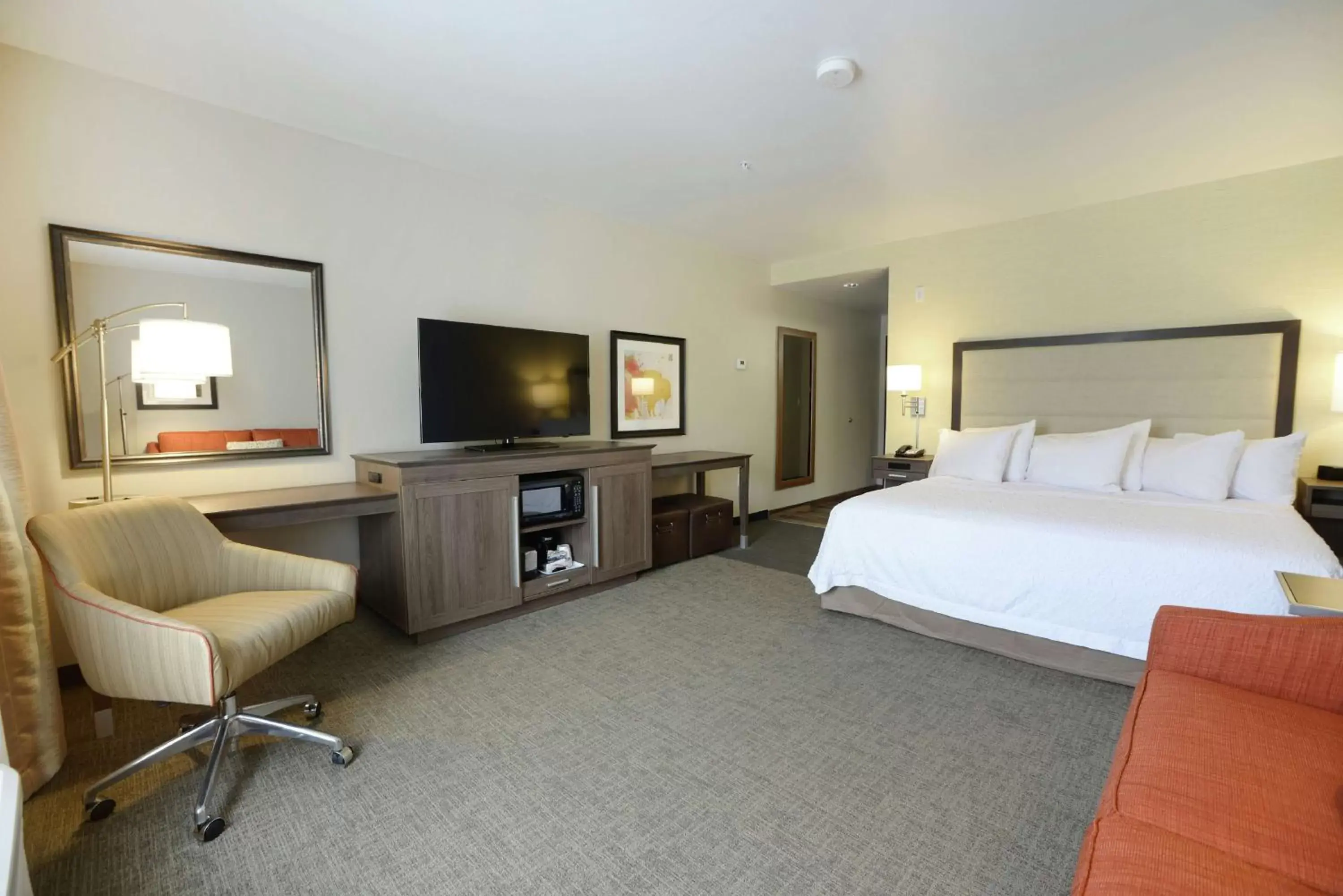 Bed, TV/Entertainment Center in Hampton Inn & Suites Ponca City