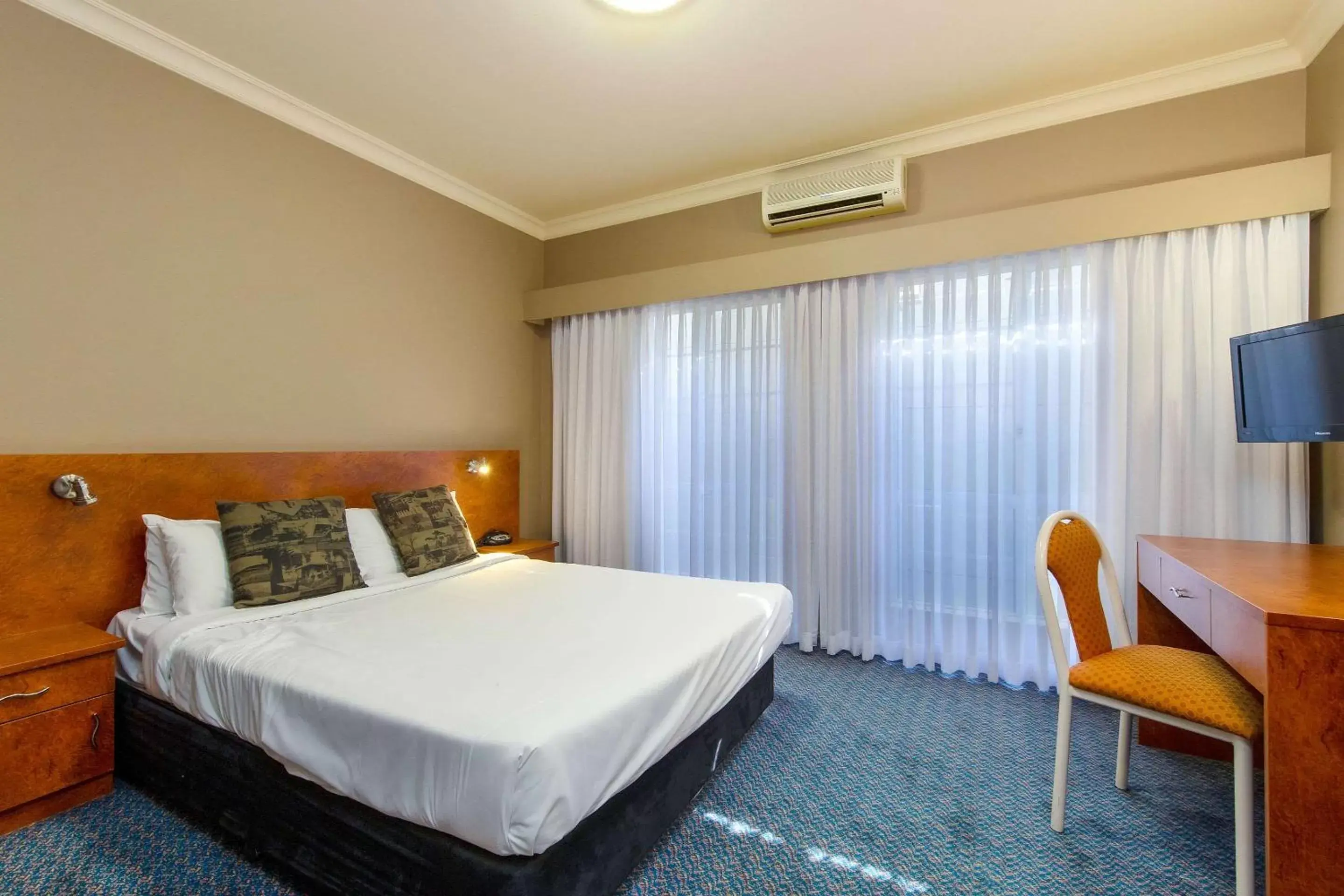 Photo of the whole room, Bed in Quality Inn Penrith Sydney