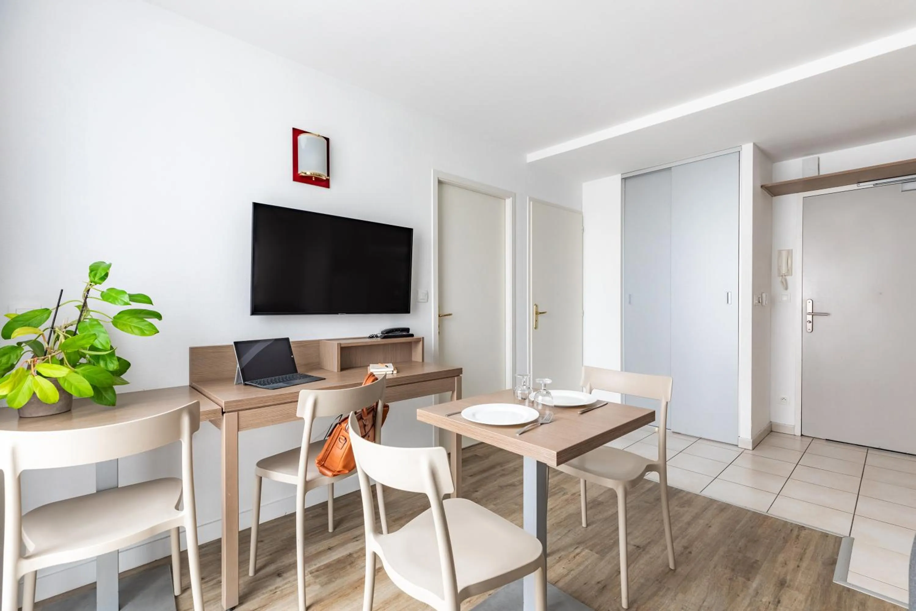 TV and multimedia in Appart'City Confort Le Mans Centre