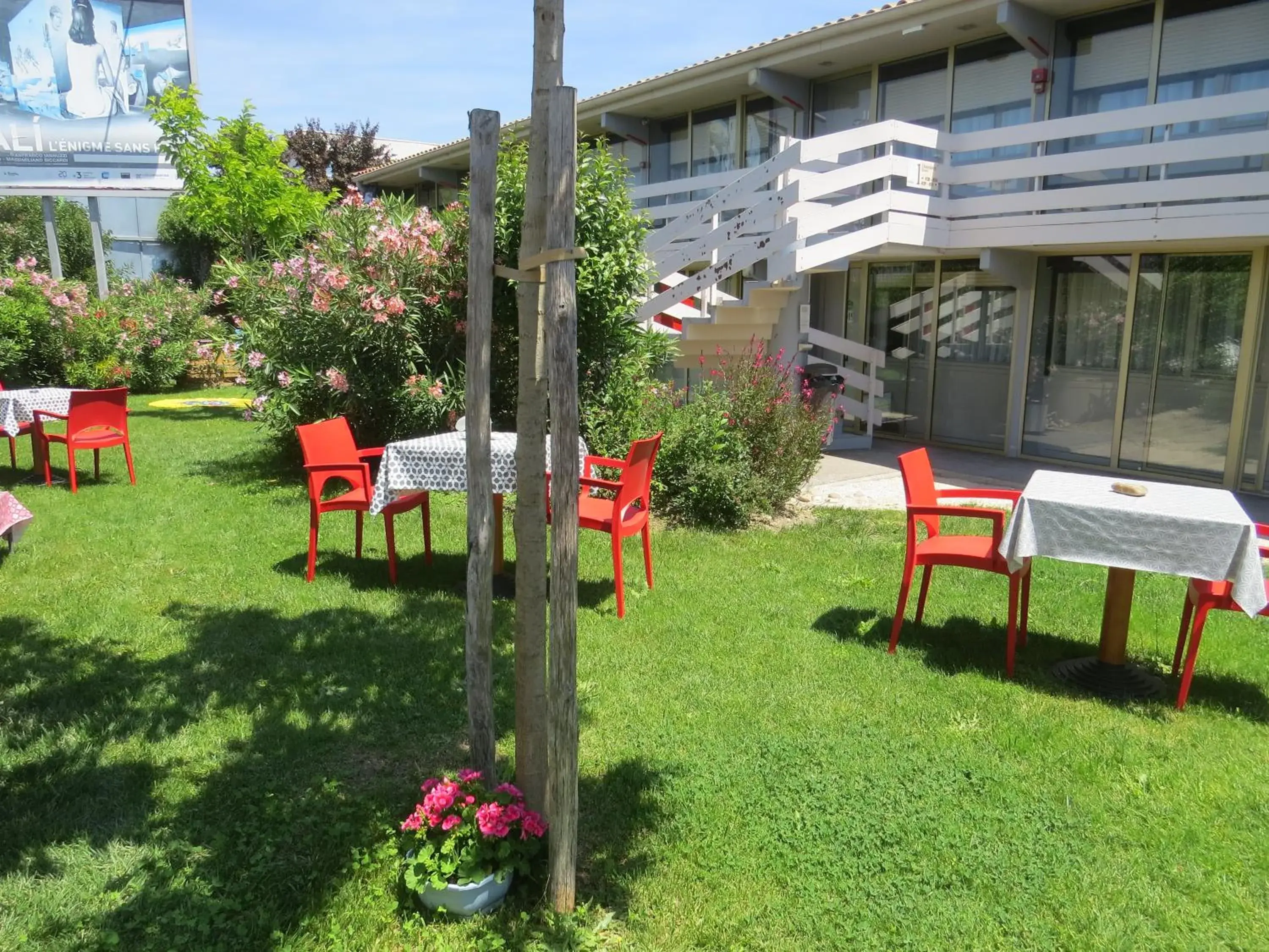 Restaurant/places to eat, Garden in Kyriad Avignon Cap Sud